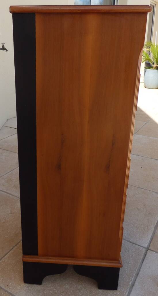 Louis XVI style chest of drawers in wood and cherry veneer.