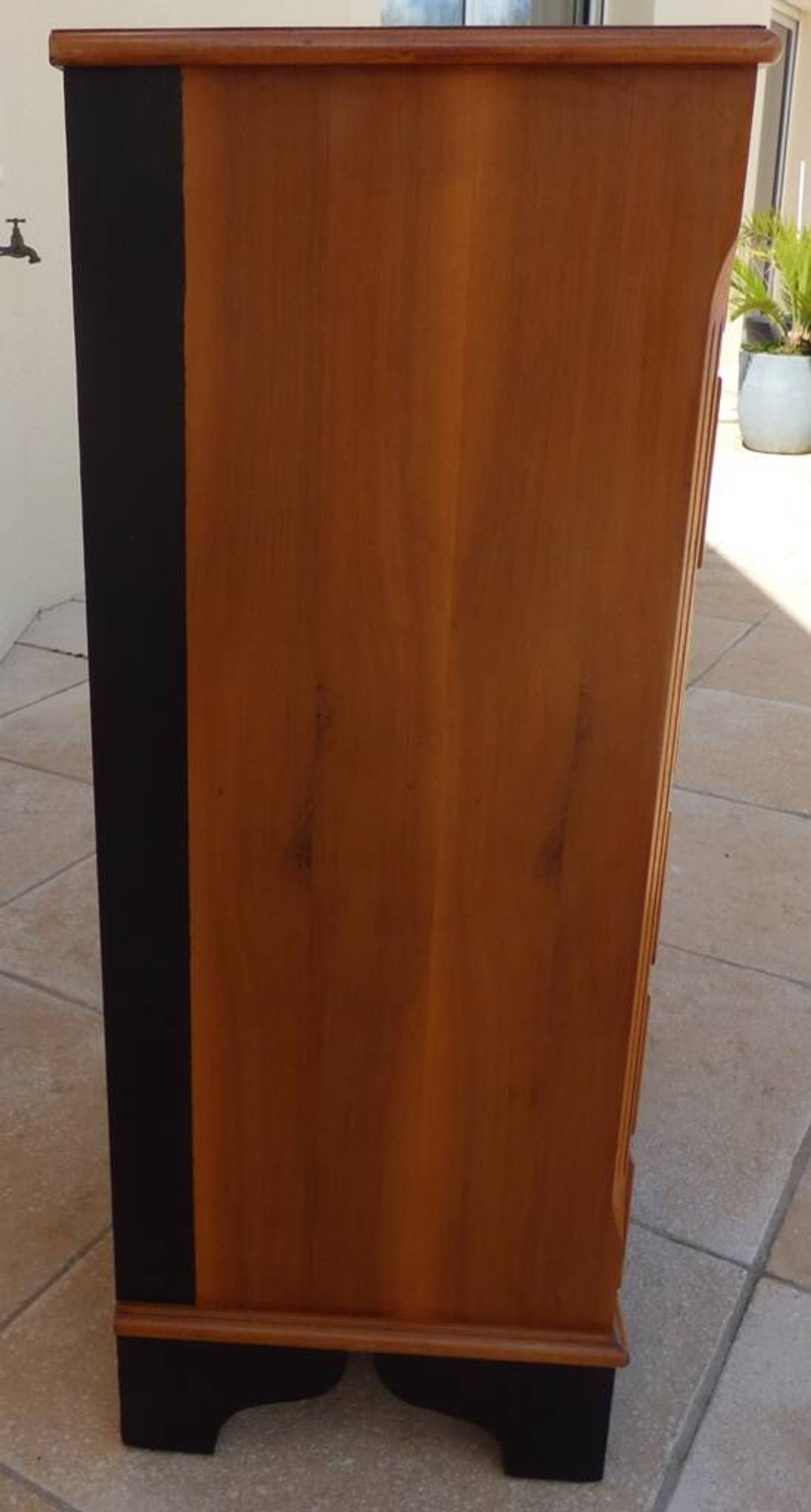Louis XVI style chest of drawers in wood and cherry veneer.
