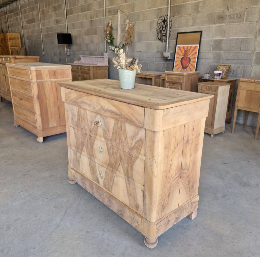 Commode Louis-Philippe en noyer – entièrement aérogommée