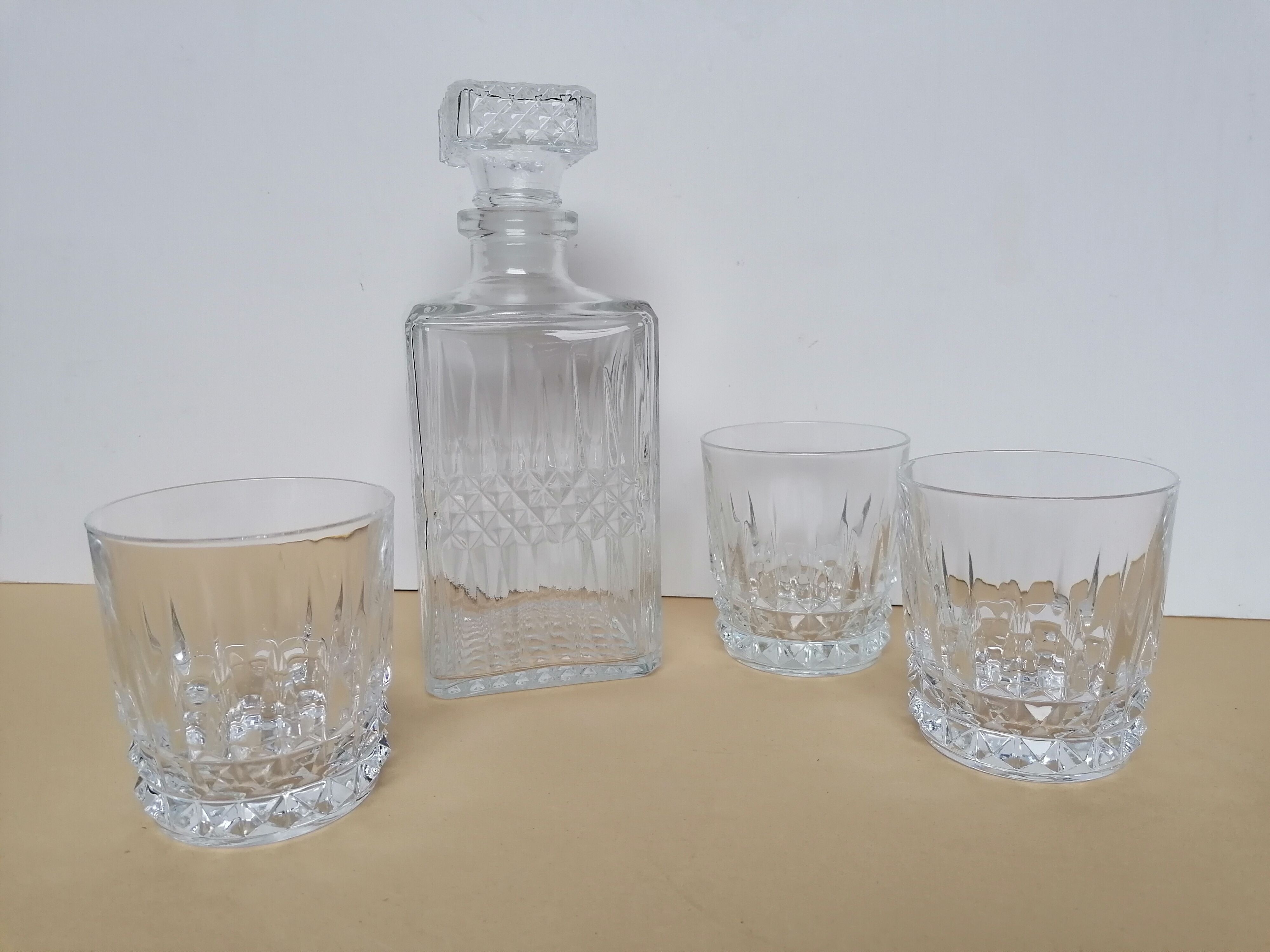 Carafe whisky and 3 glasses