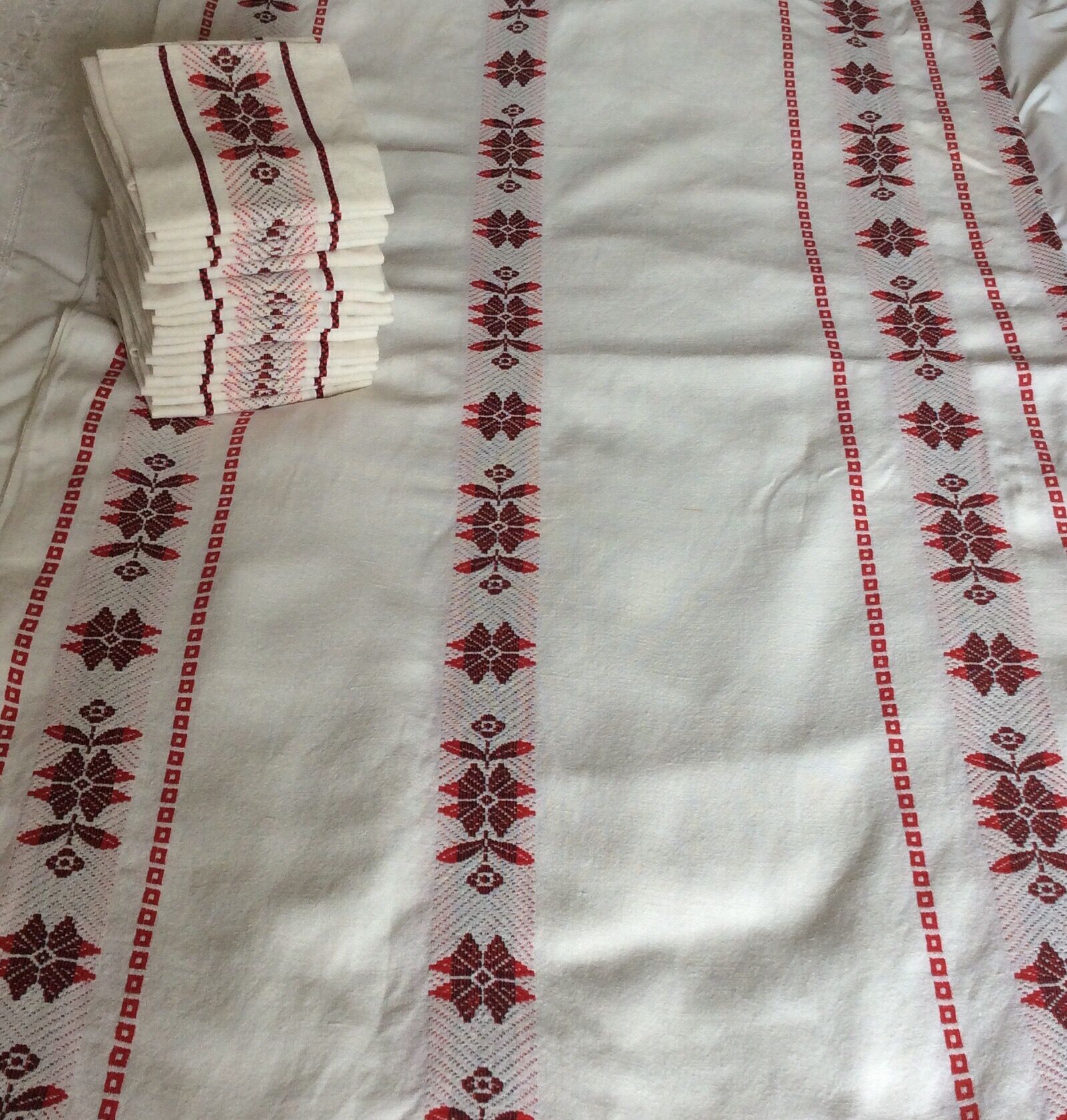 Rectangular tablecloth and its 18 towels - vintage Basque linen