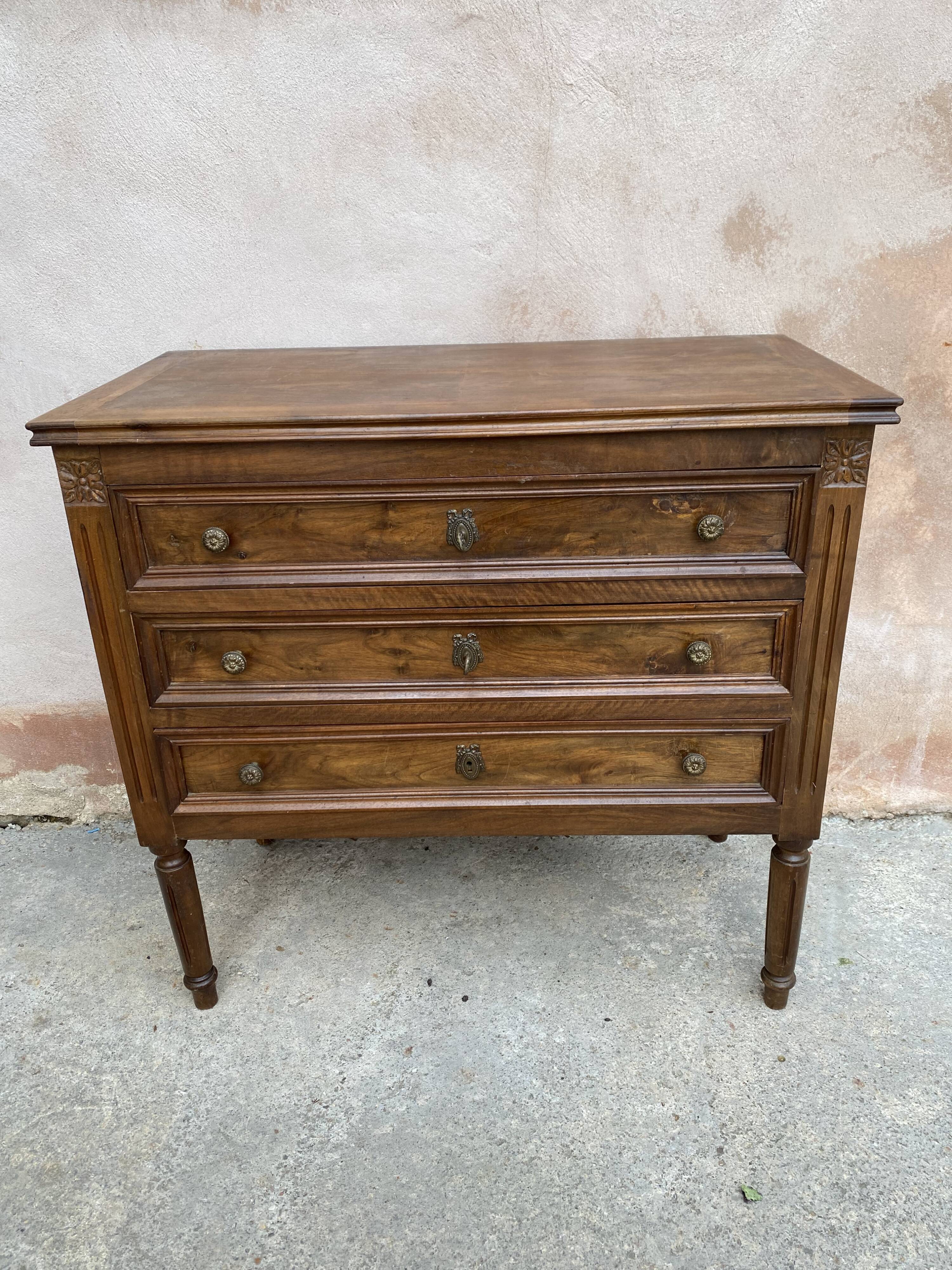 Antique chest of drawers