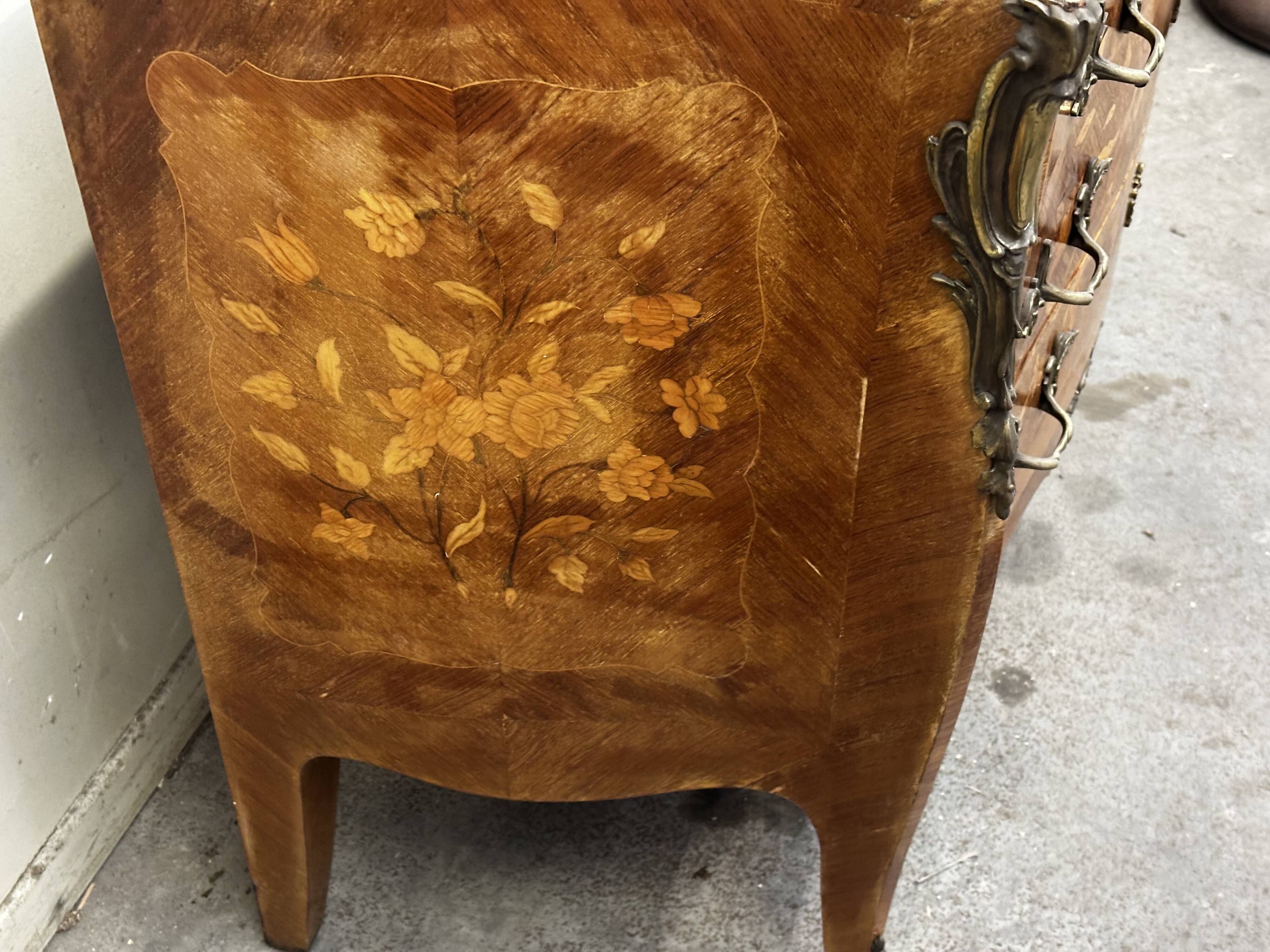 Curved and inlaid chest of drawers, Louis XV style, late 19th-early 20th century