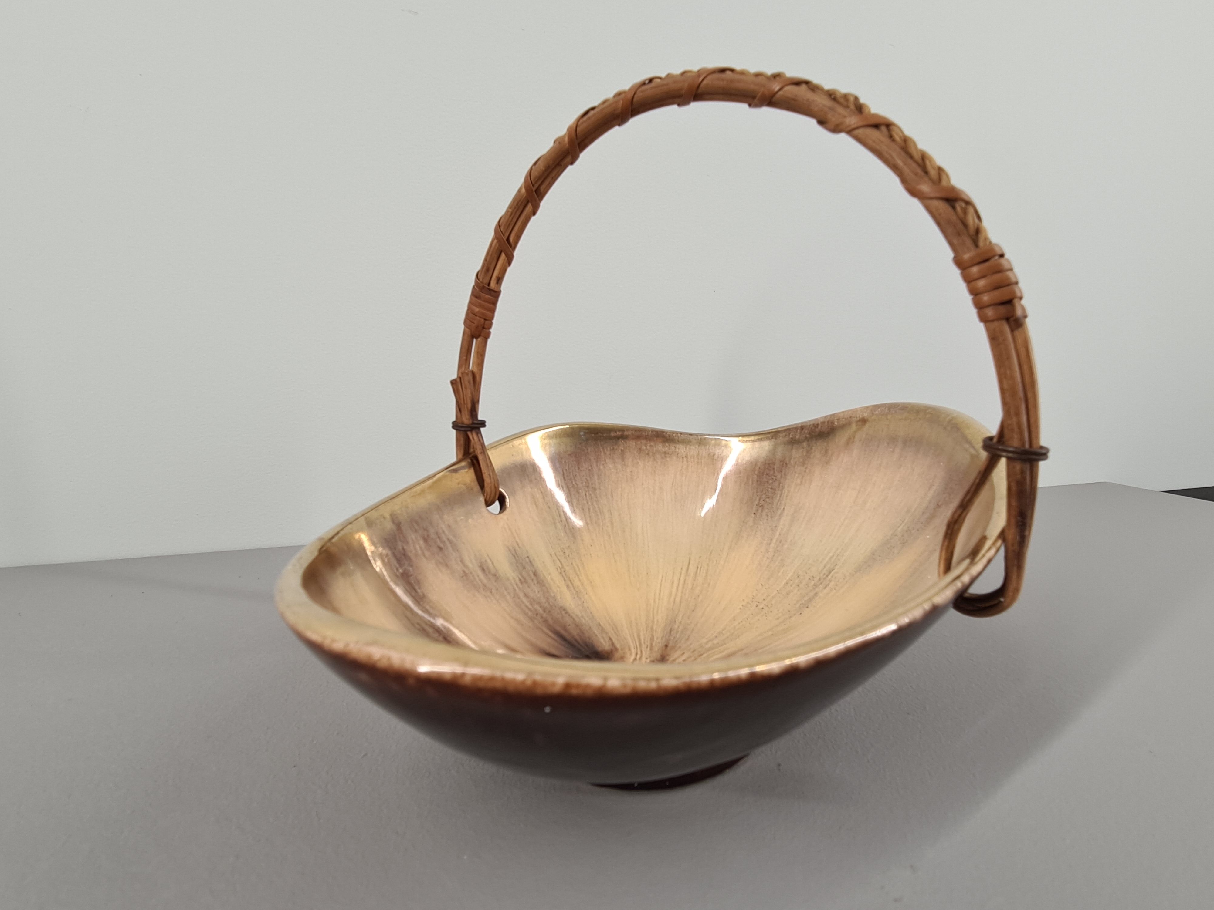 Iridescent ceramic cup or basket / signed / 50s / mid-century / vintage / xxth century