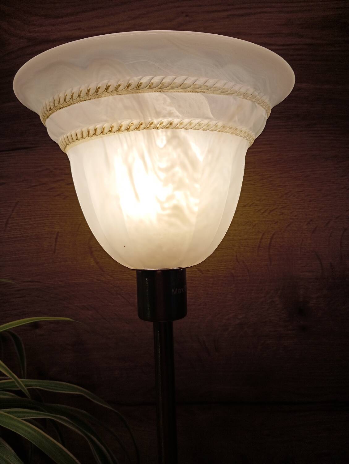 Duo lampes de chevet rétro chic métal doré, globes blancs drappés