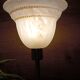 Duo lampes de chevet rétro chic métal doré, globes blancs drappés