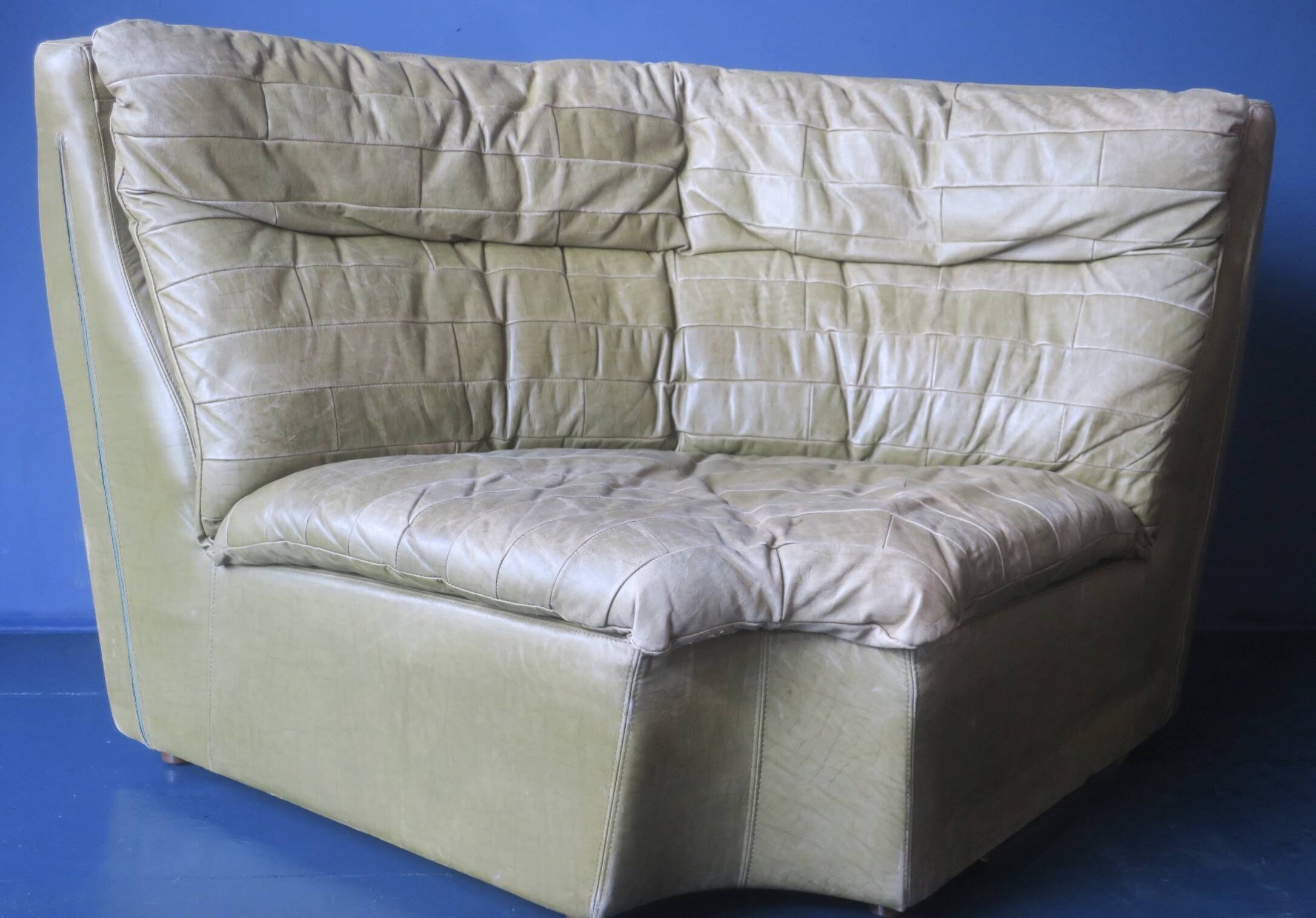 Fauteuil d'angle patchwork en cuir vert olive par Laauser, années 1970