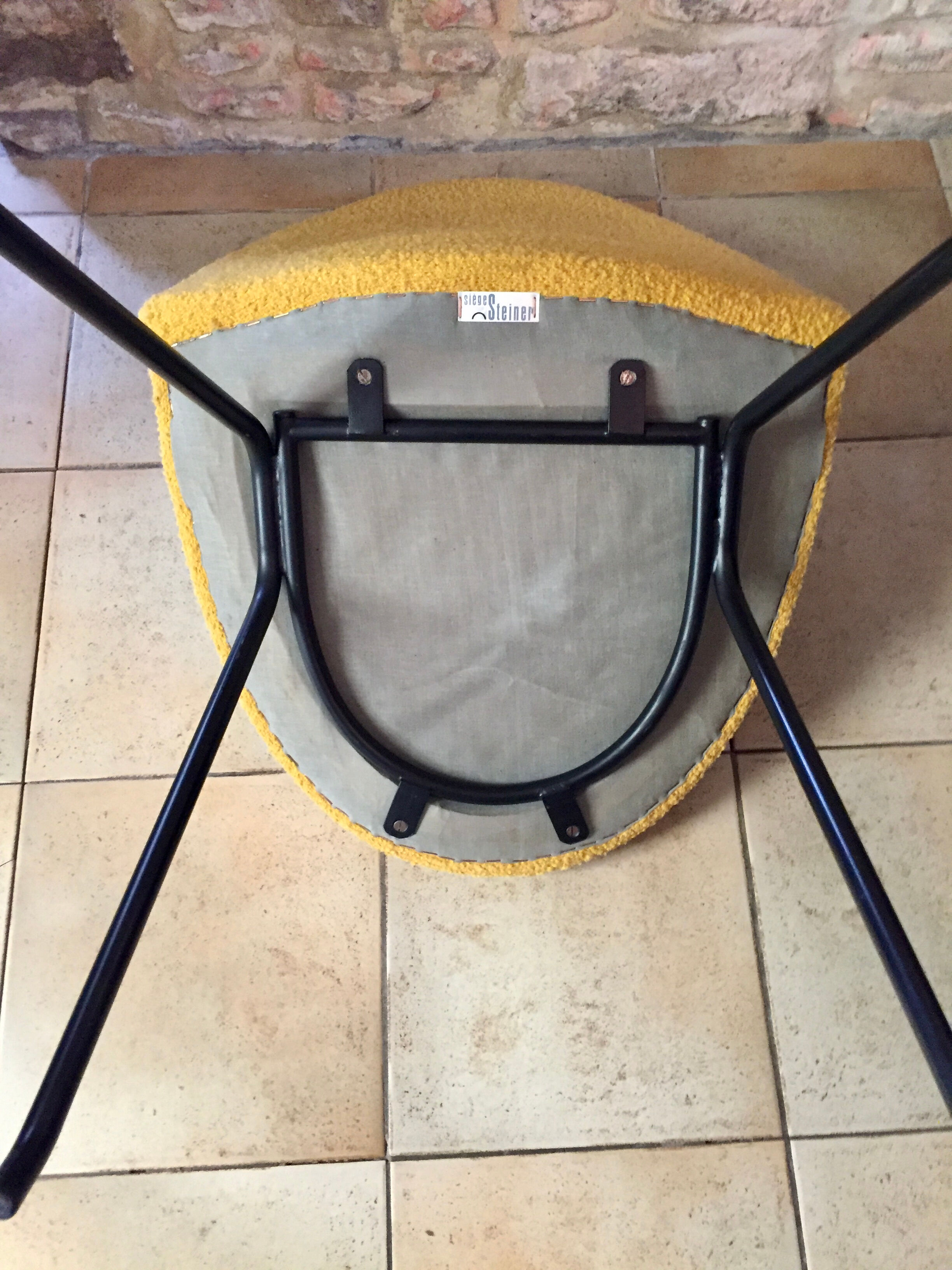 Chauffeuse n° 771 modèle "langue" de Joseph André Motte pour Steiner 1954