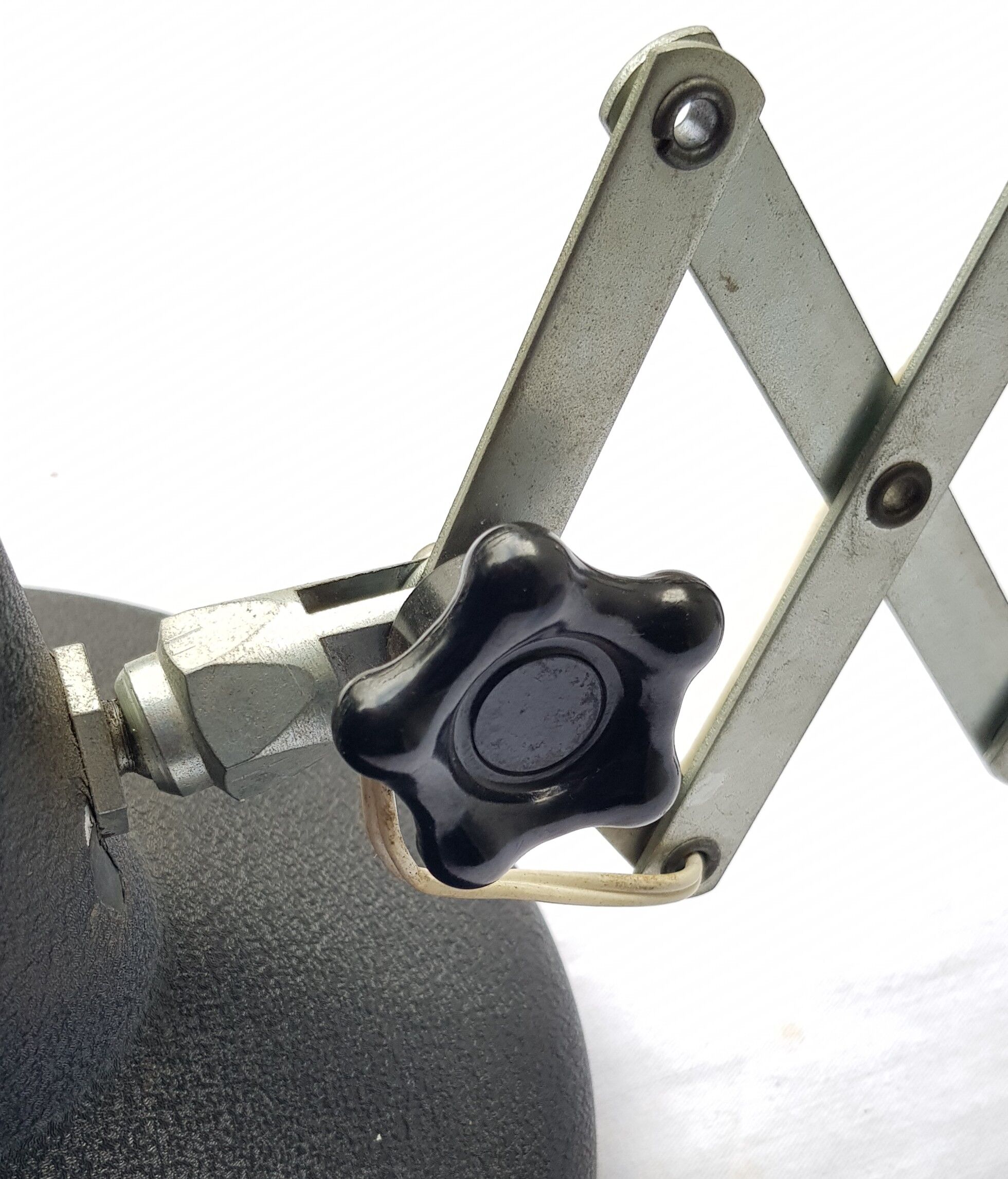 Zig zag style workshop accordion Wall lamp