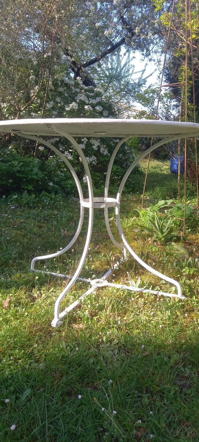 Metal garden round table