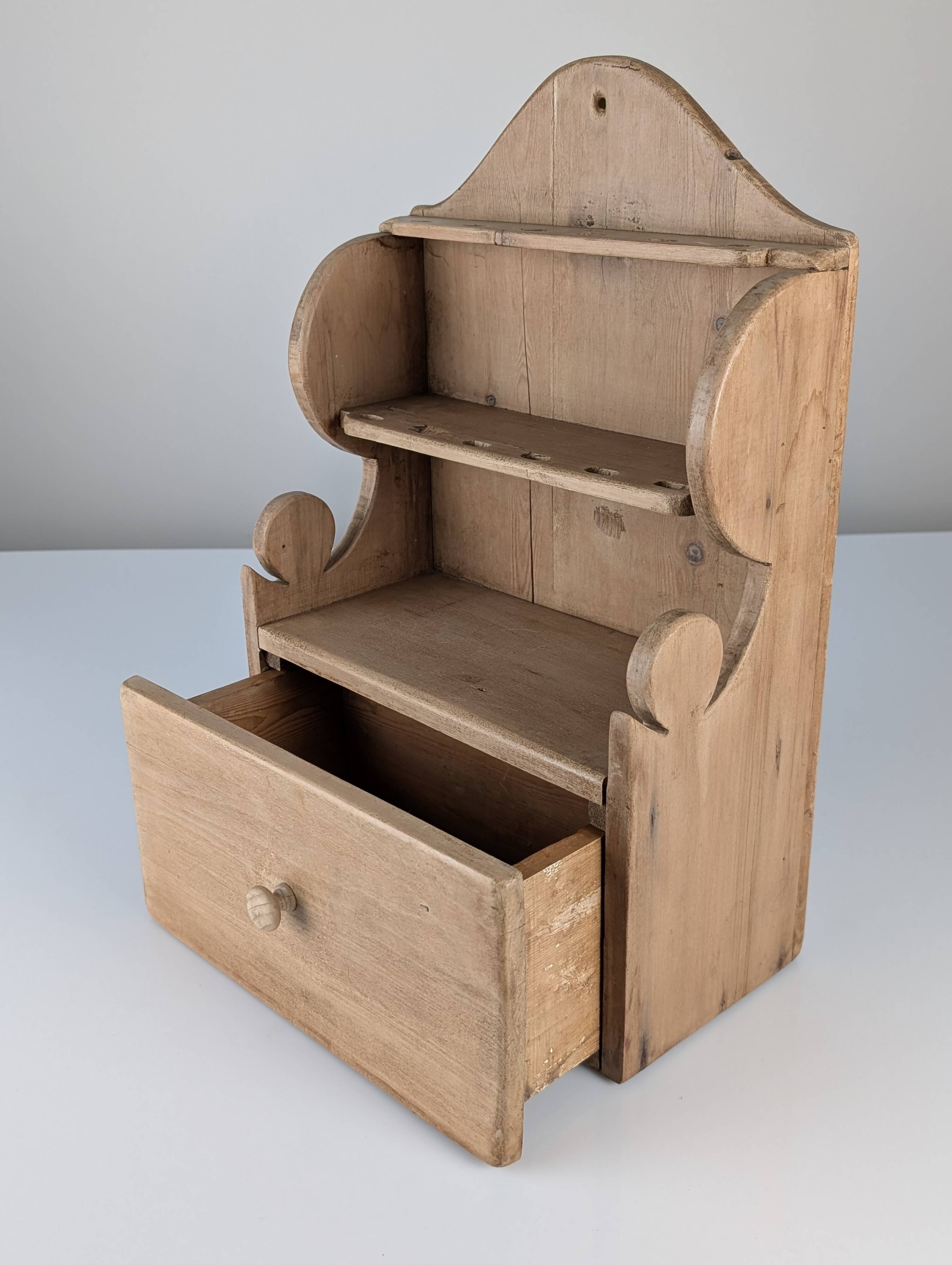 Étagère en pin sculpté à la main, style art populaire, 1 tiroir, 1950
