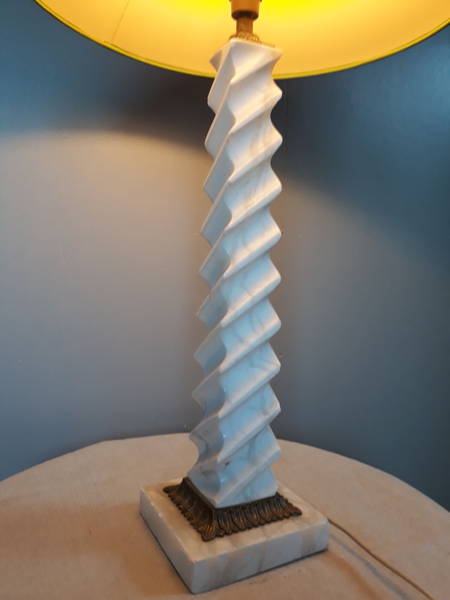 Twisted lamp foot in white marble and brass, square base - 1950's