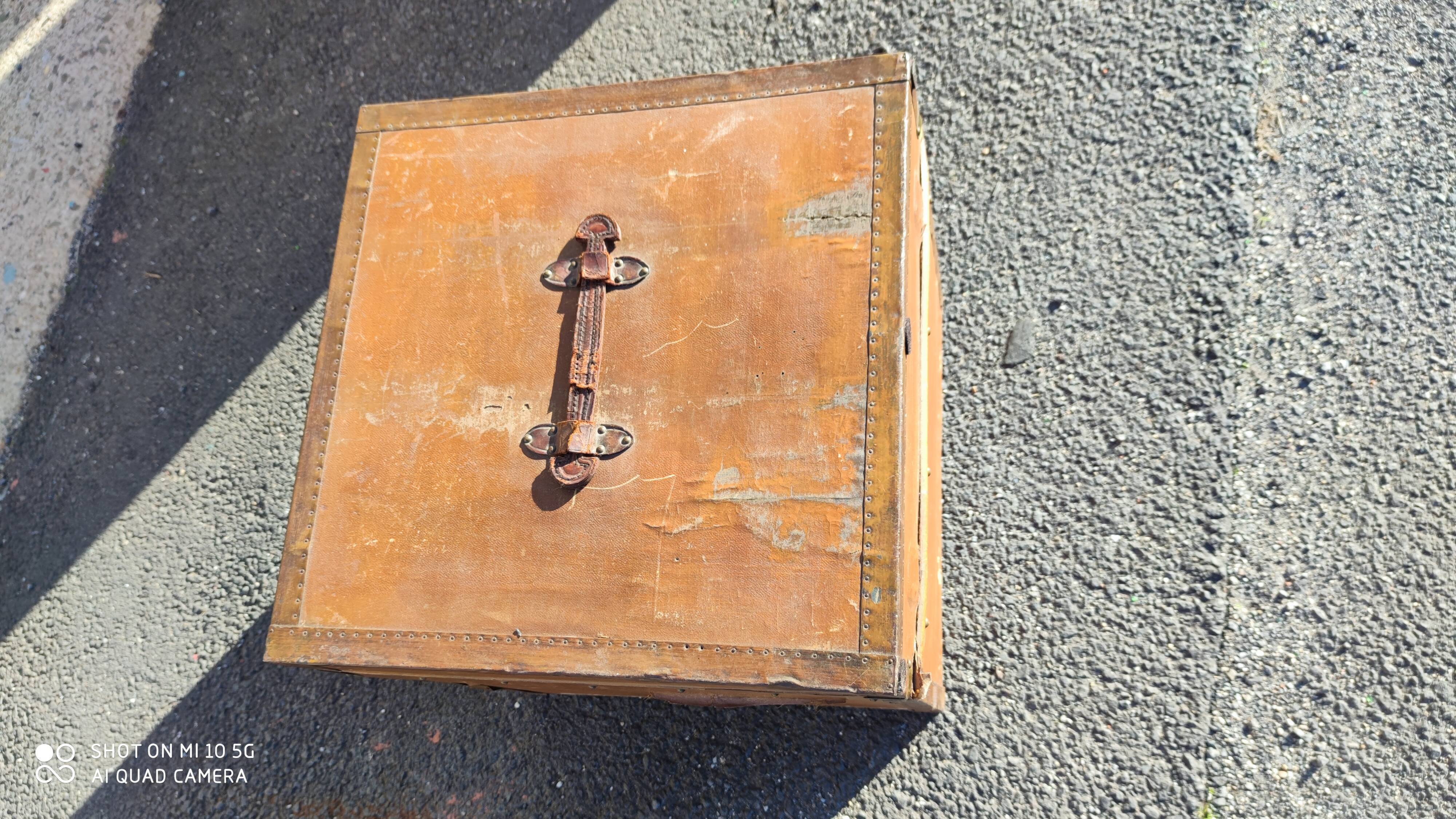 Malle de voyage en bois recouverte de moleskine vers 1900