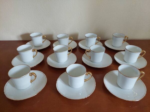 11 tasses et soucoupes Bernardaud Limoges blanches et dorées