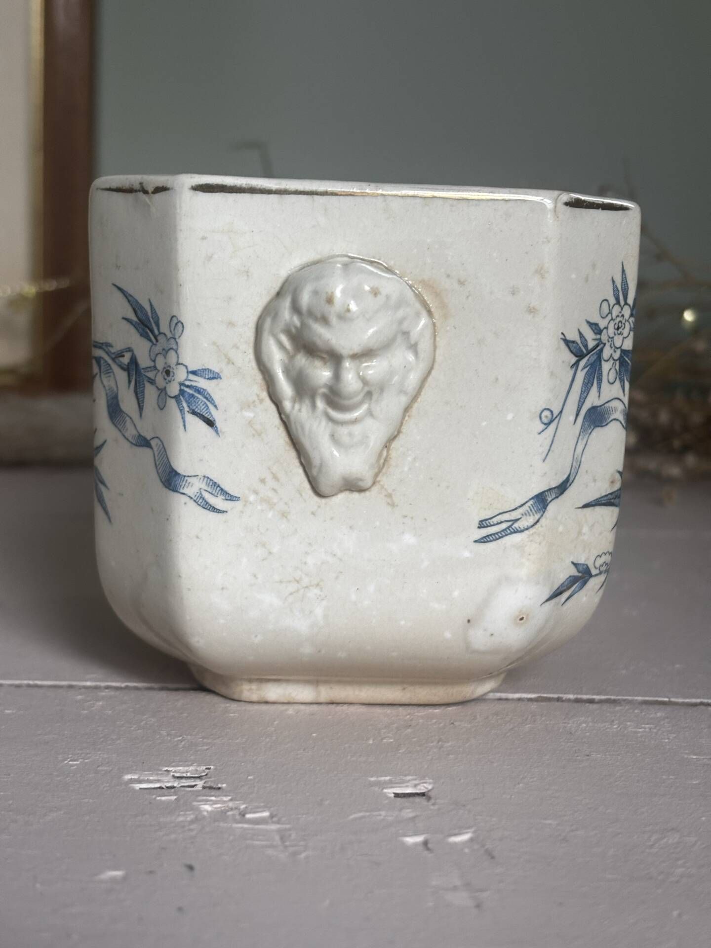 Ancienne base de sucrier faïence patinée motif floral bleu Digoin
