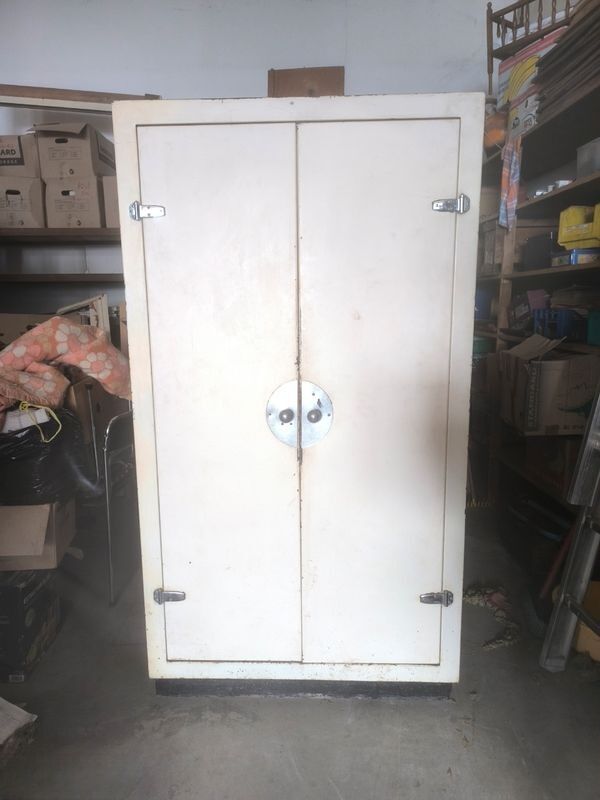 Armoire de cuisine métallique vintage des années 50
