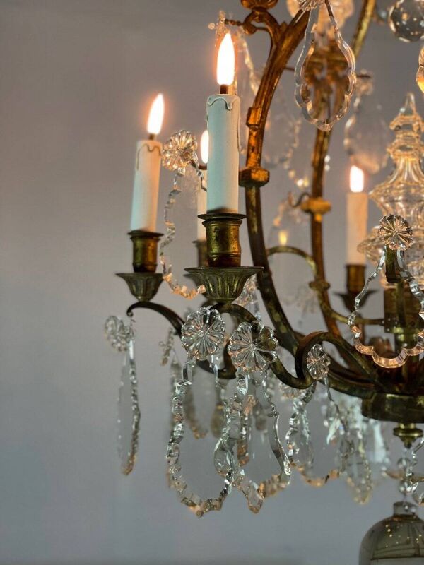 Lustre cage en bronze garni de pampilles de cristal taillé, 12 feux de lumière