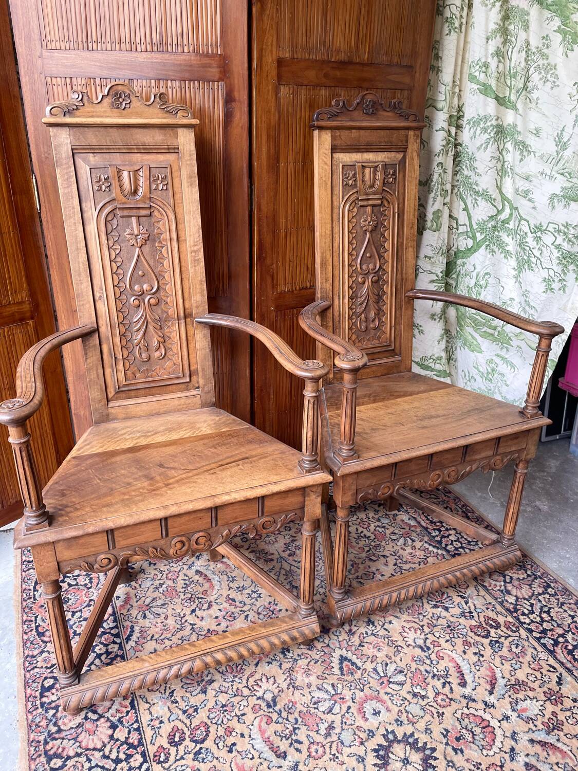 Paire de fauteuils sculptés en noyer de style Renaissance