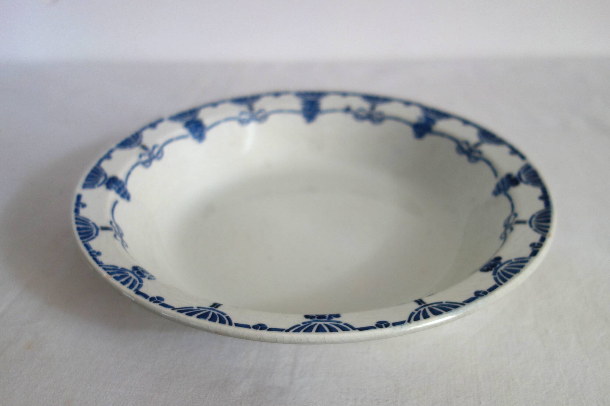 8 dinner plates with vintage Louvois model Nouvelles Galeries dish