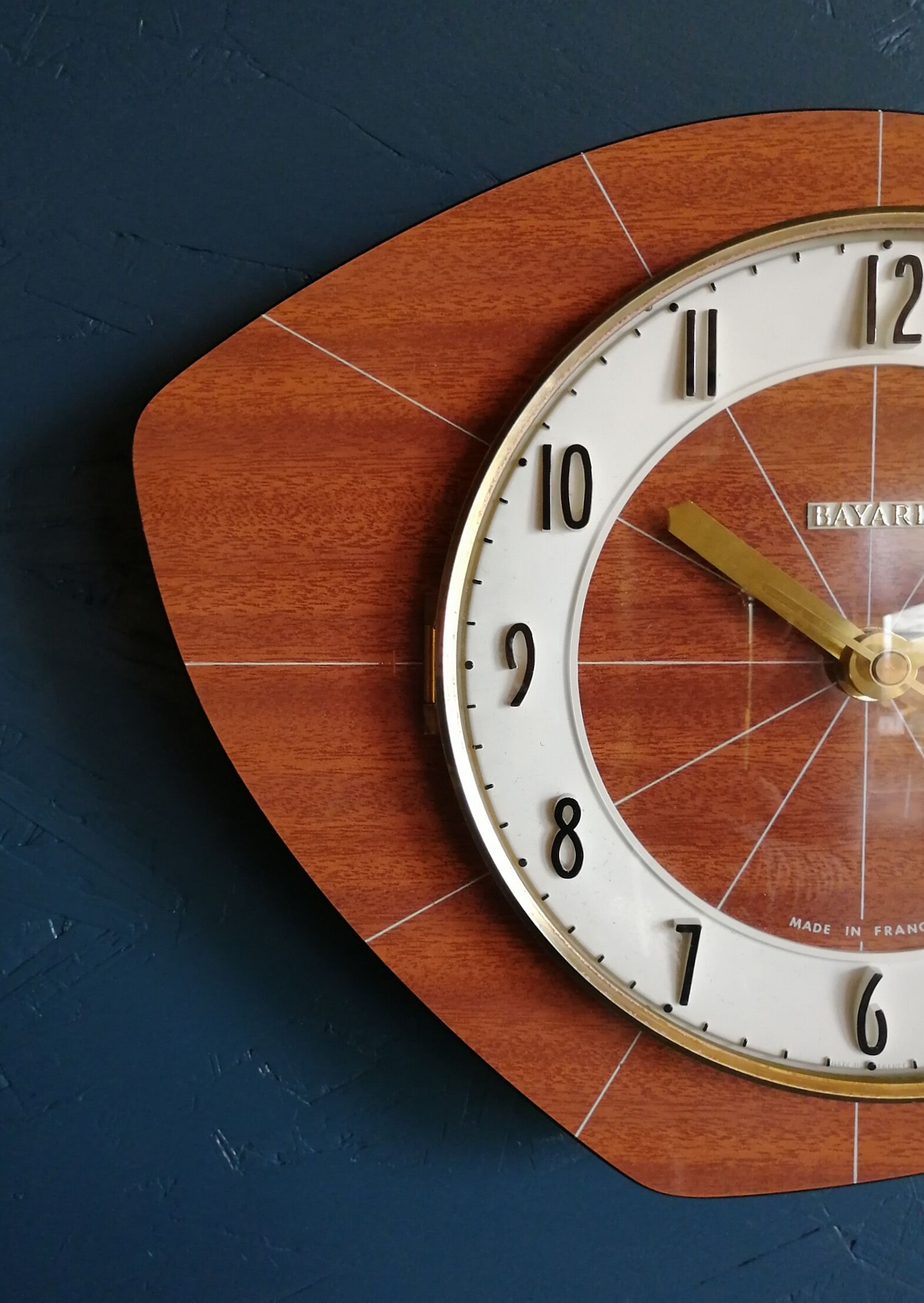 Formica vintage asymmetrical silent wall clock "bayard mahogany"
