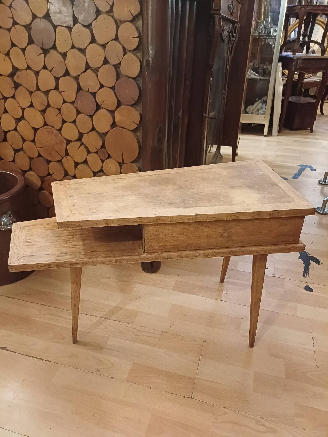 Petit meuble en bois tripode, design 1950