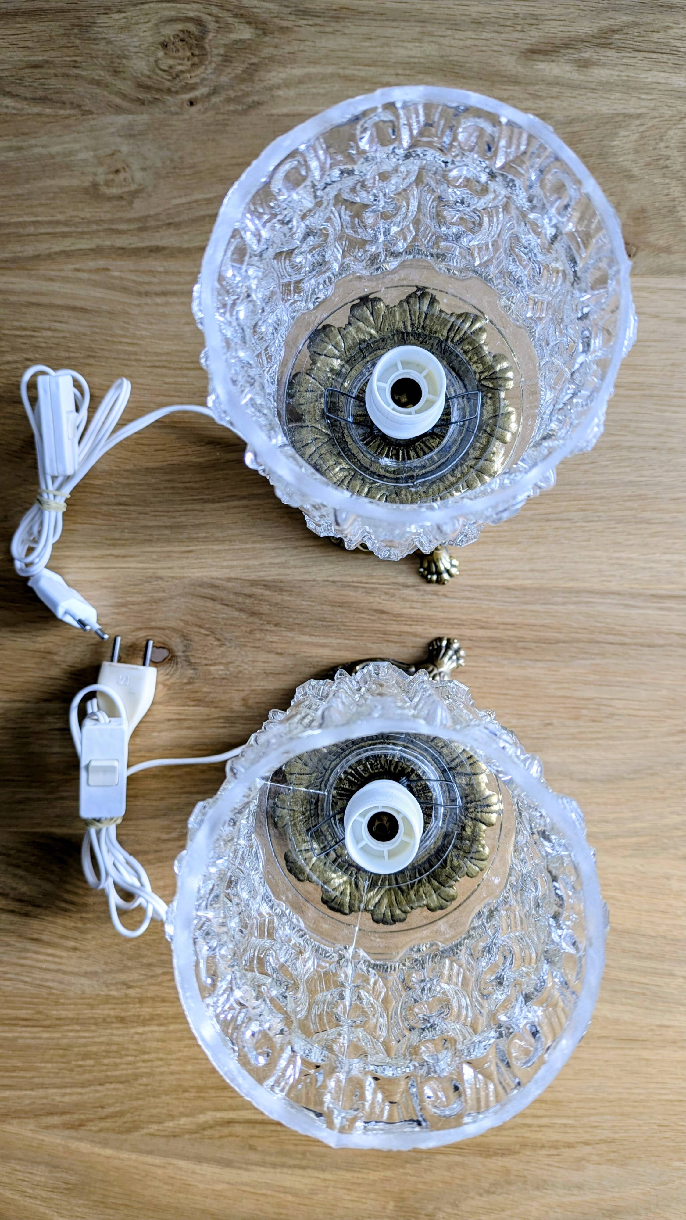 Pair of table lamps with globes (L-0182)