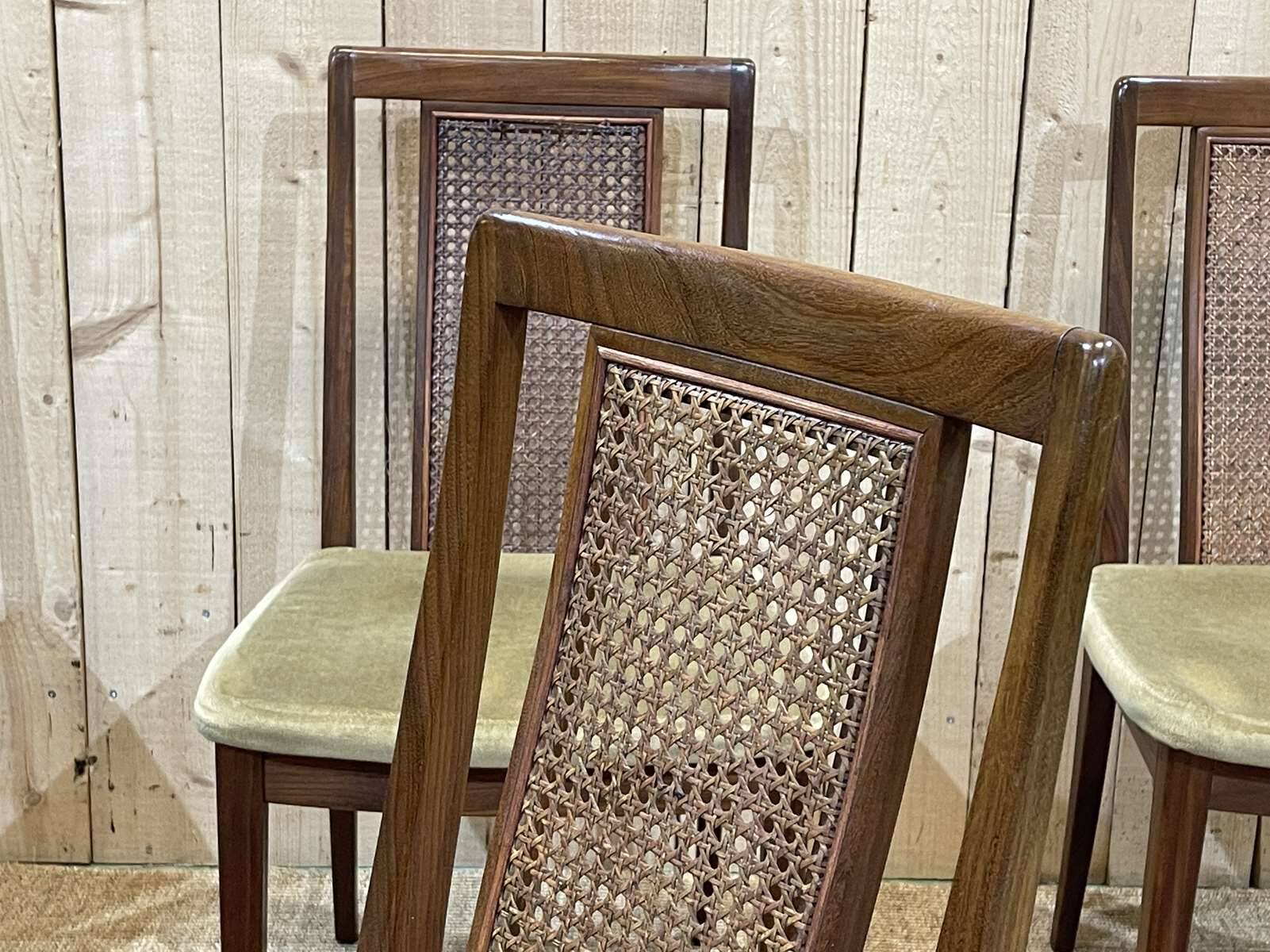 Suite de 4 chaises en teck de la marque G-plan avec dossier canné
