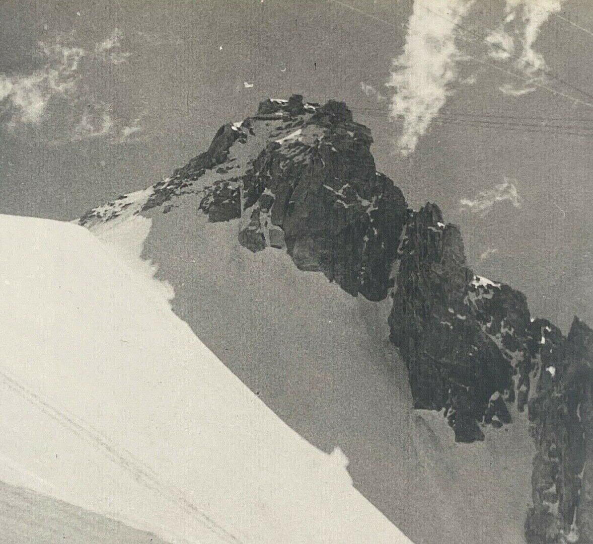 Photo ancienne en noir et blanc montagne artistique dans cadre dore