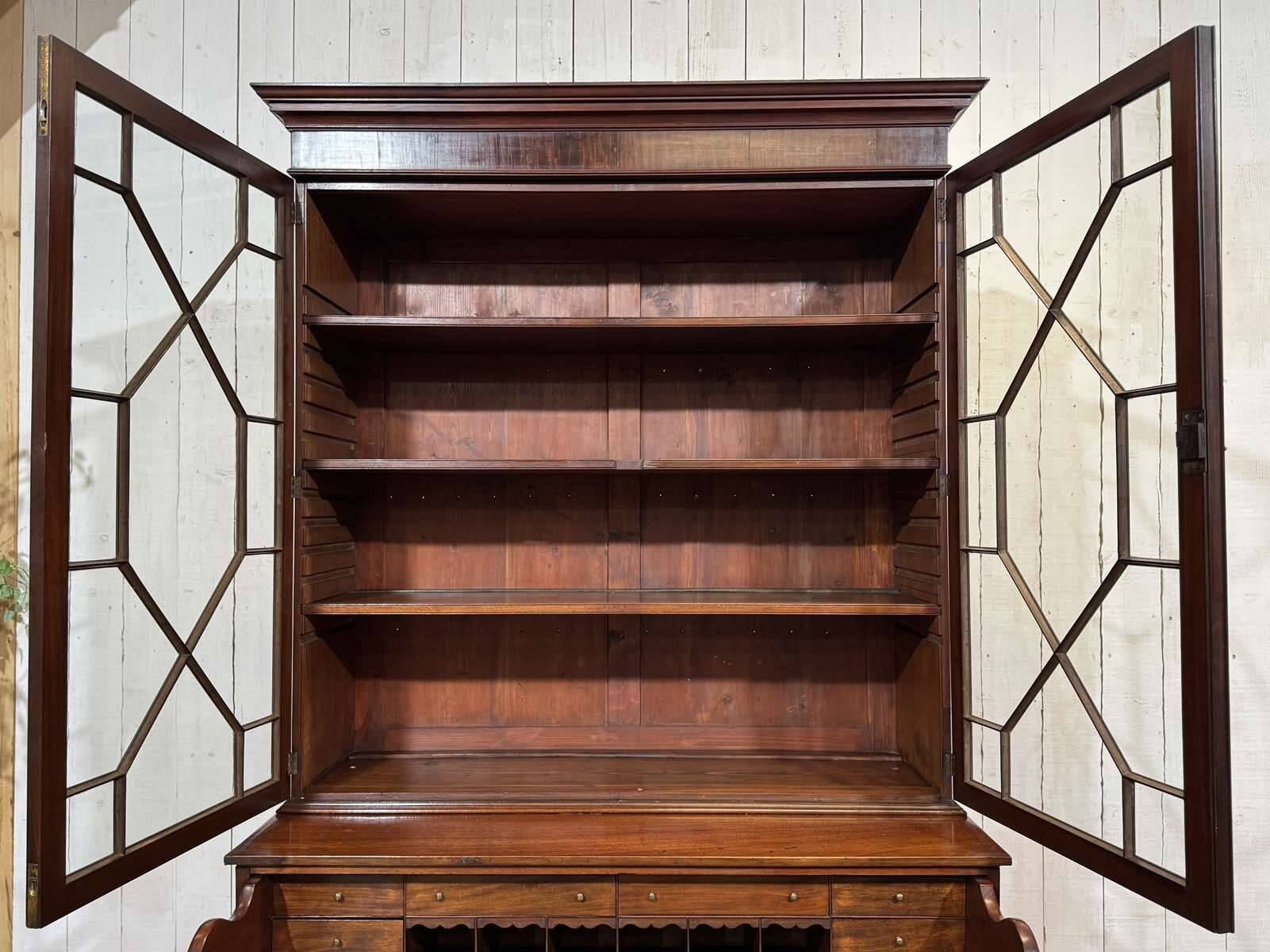Victorian writing desk from the 19th century in mahogany.
