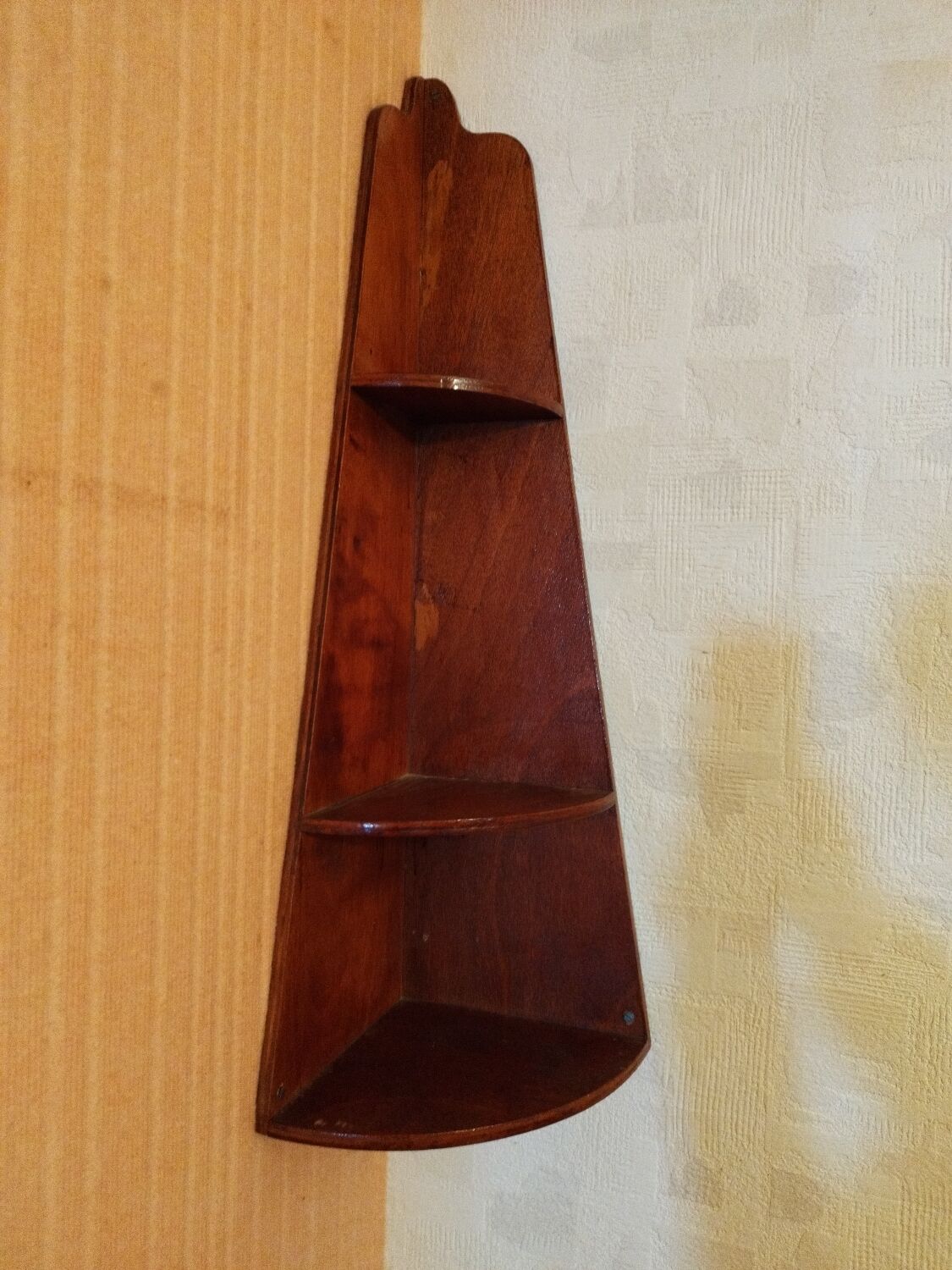 Corner shelf to hang wall