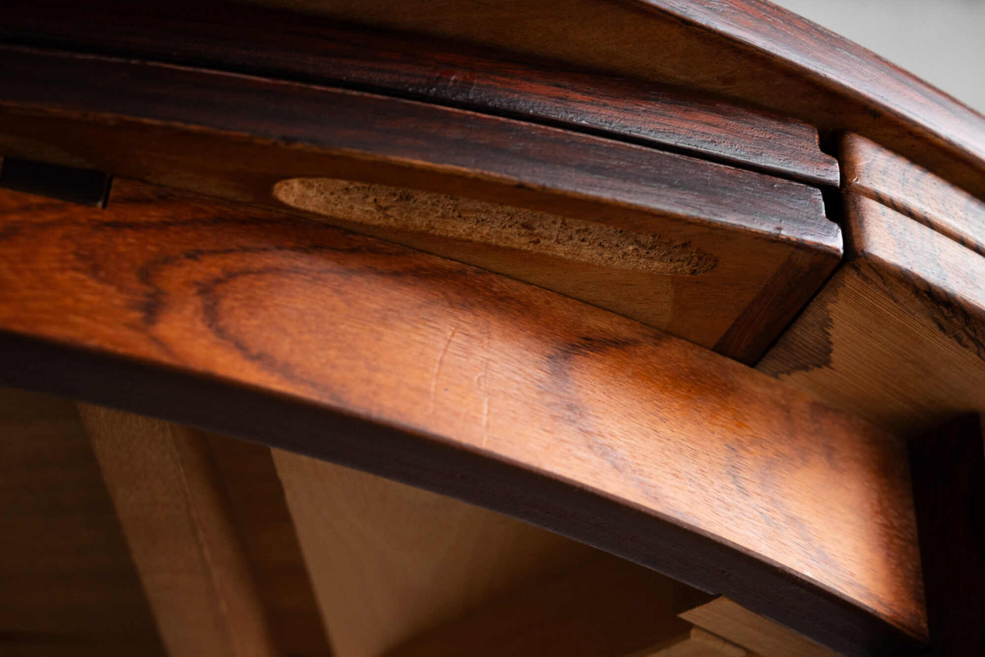 Dining table 'Lotus' by Dyrlund