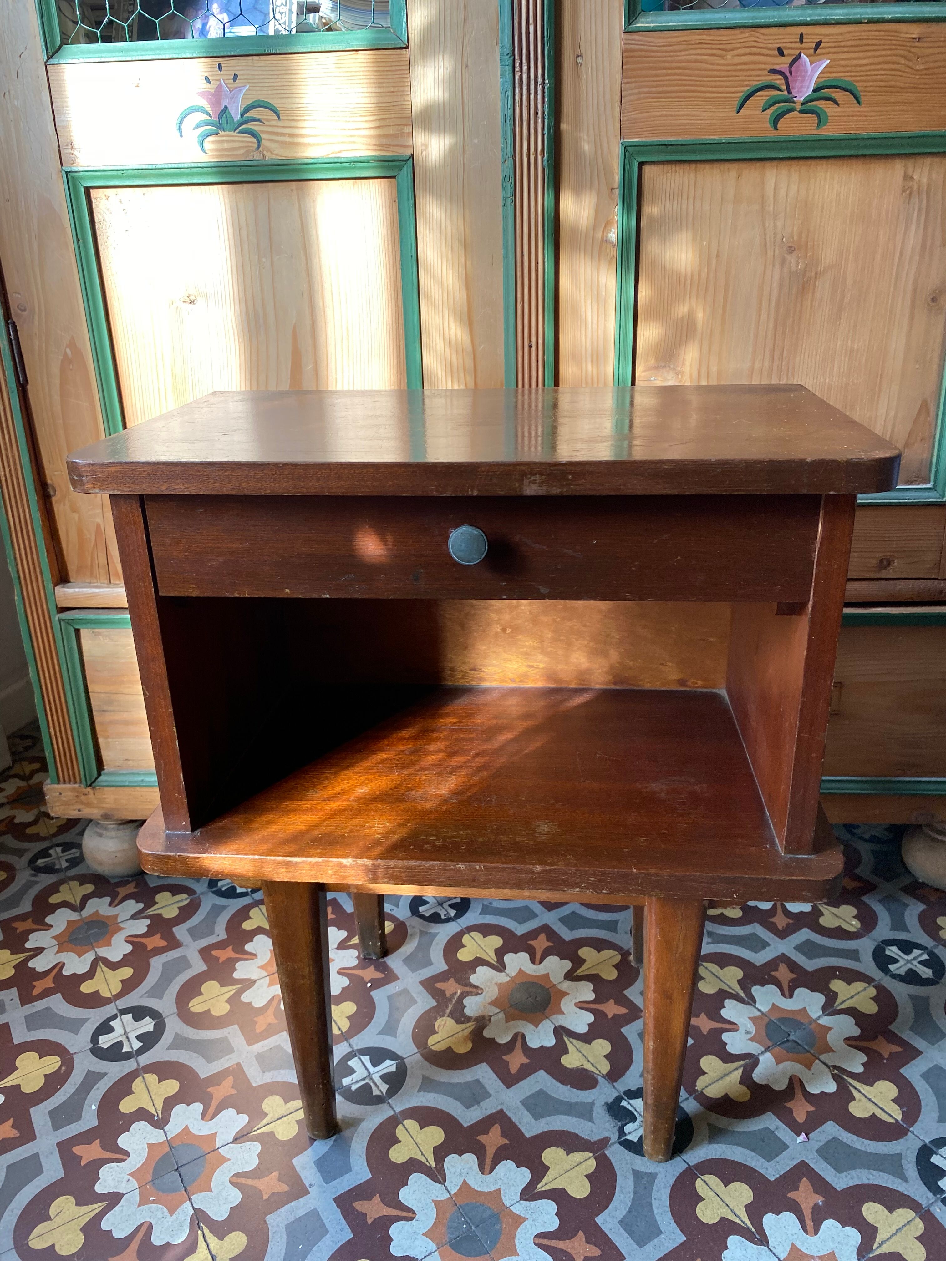 Bedside feet spindles years 50.