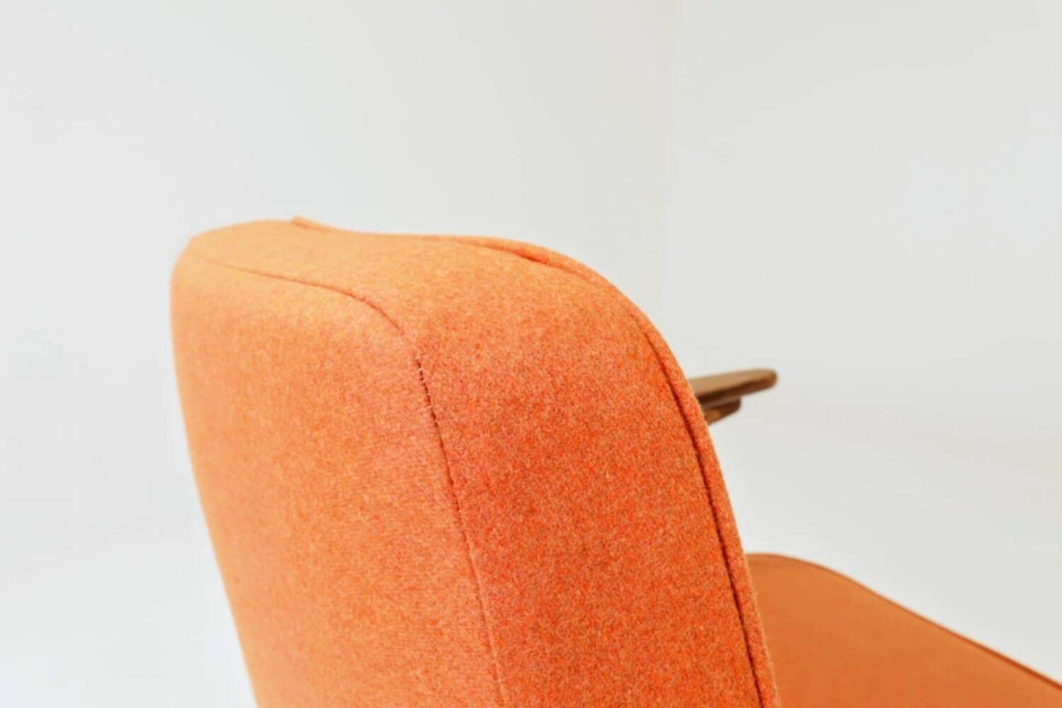 Fauteuil lounge vintage en laine, tissu orange et bois de hêtre