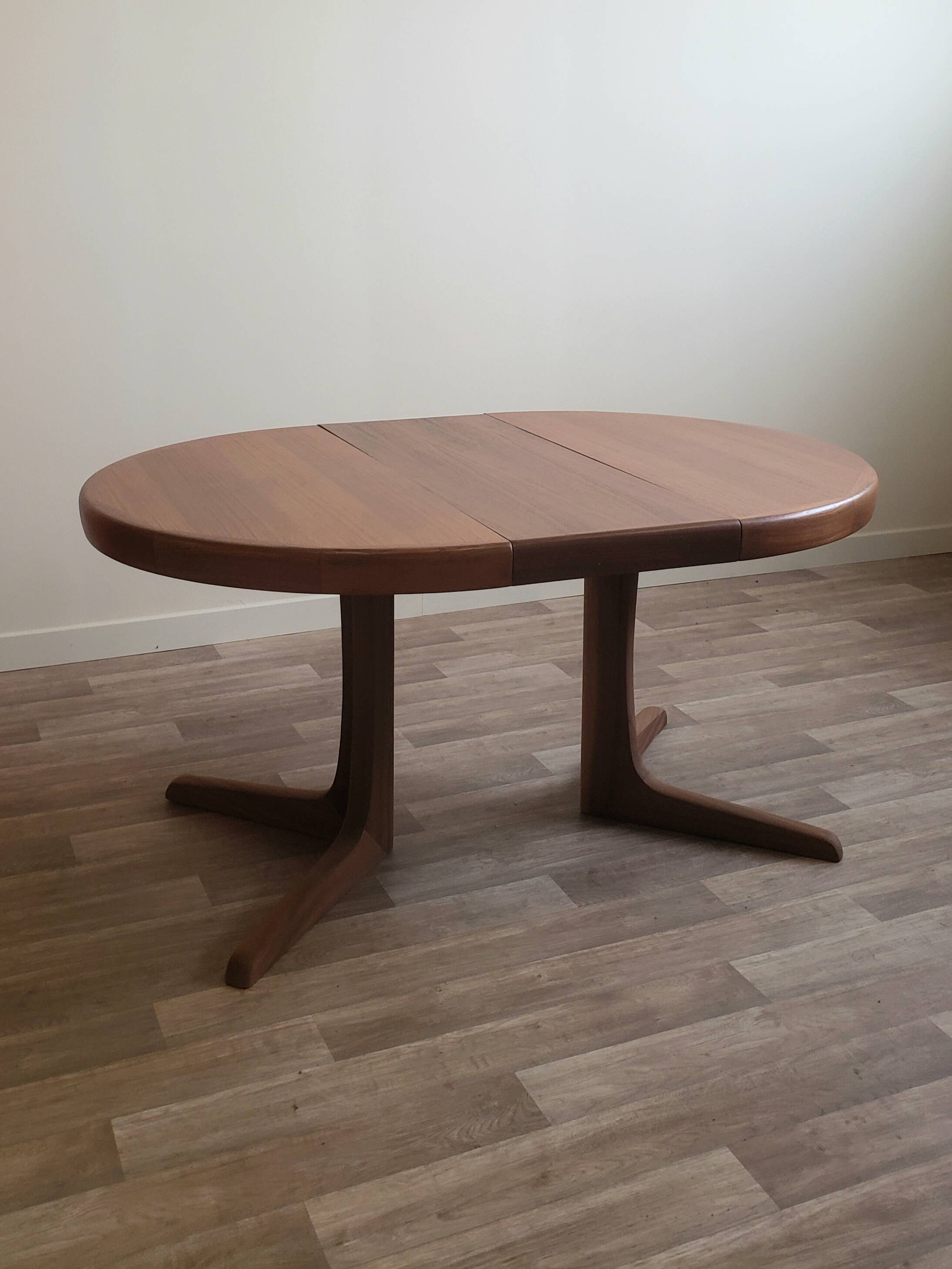 Baumann extendable round table