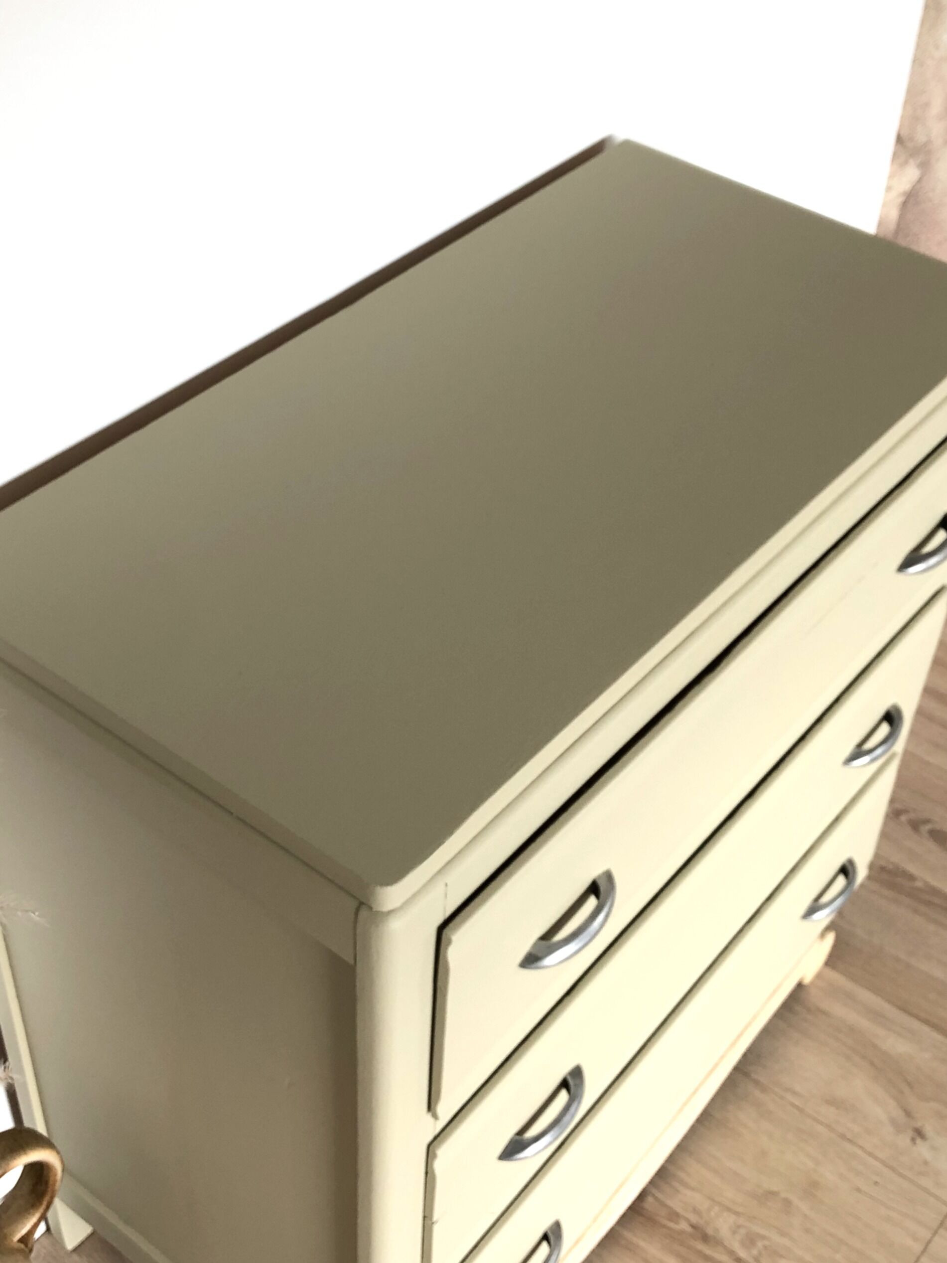 Commode vintage couleur crème d'artichaud