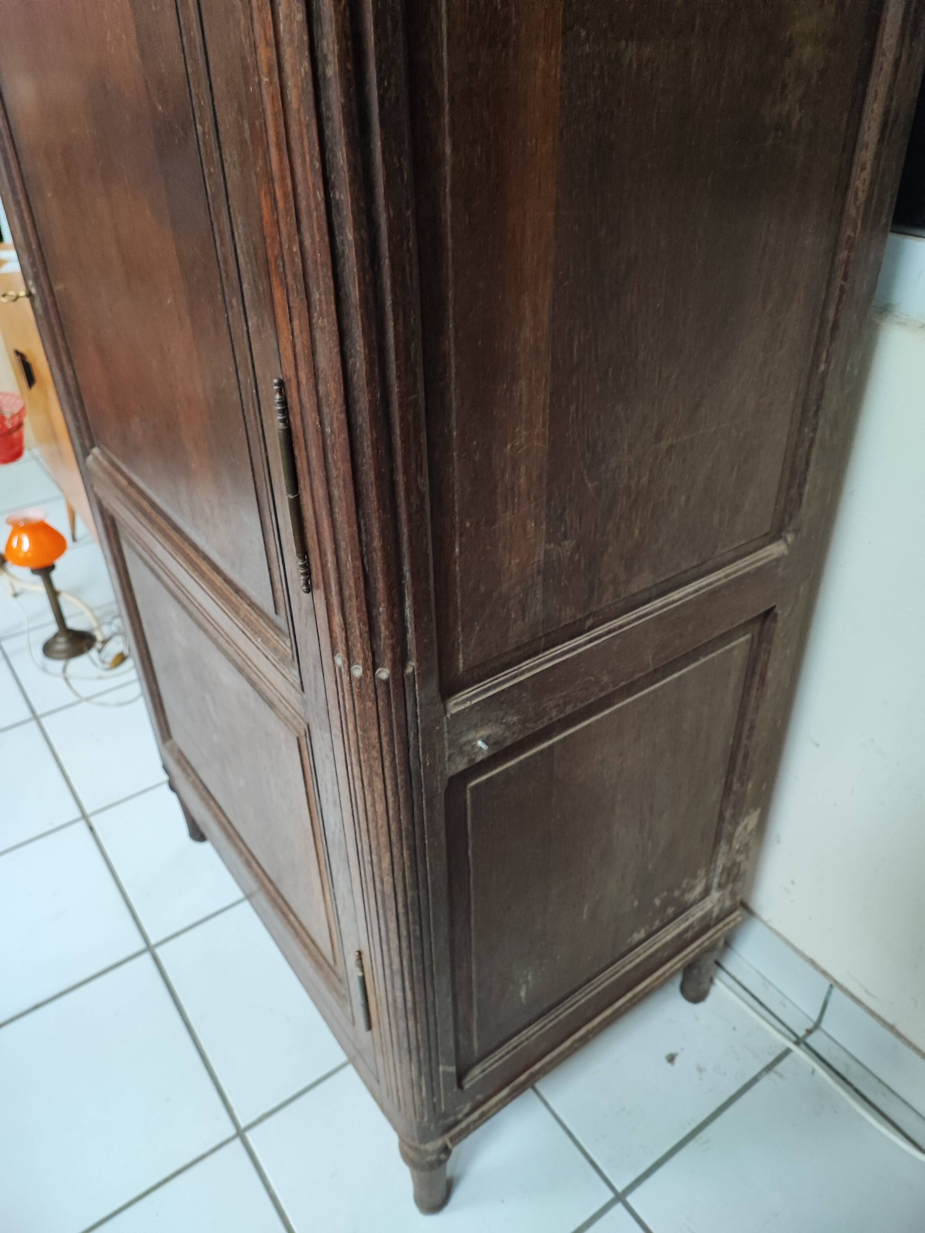 Bonnetière man standing cabinet a door