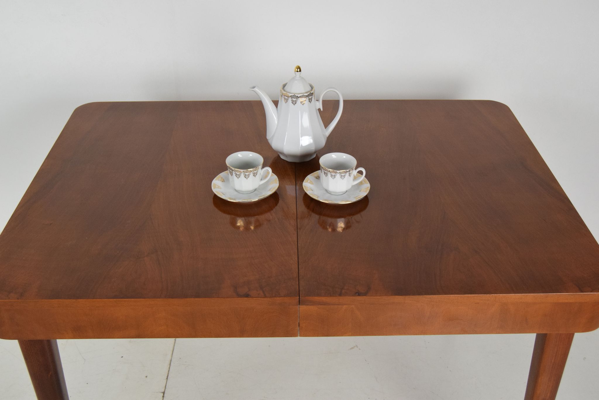 Table à manger extensible Art déco, conçue par Jindrich Halabala, années 1940.
