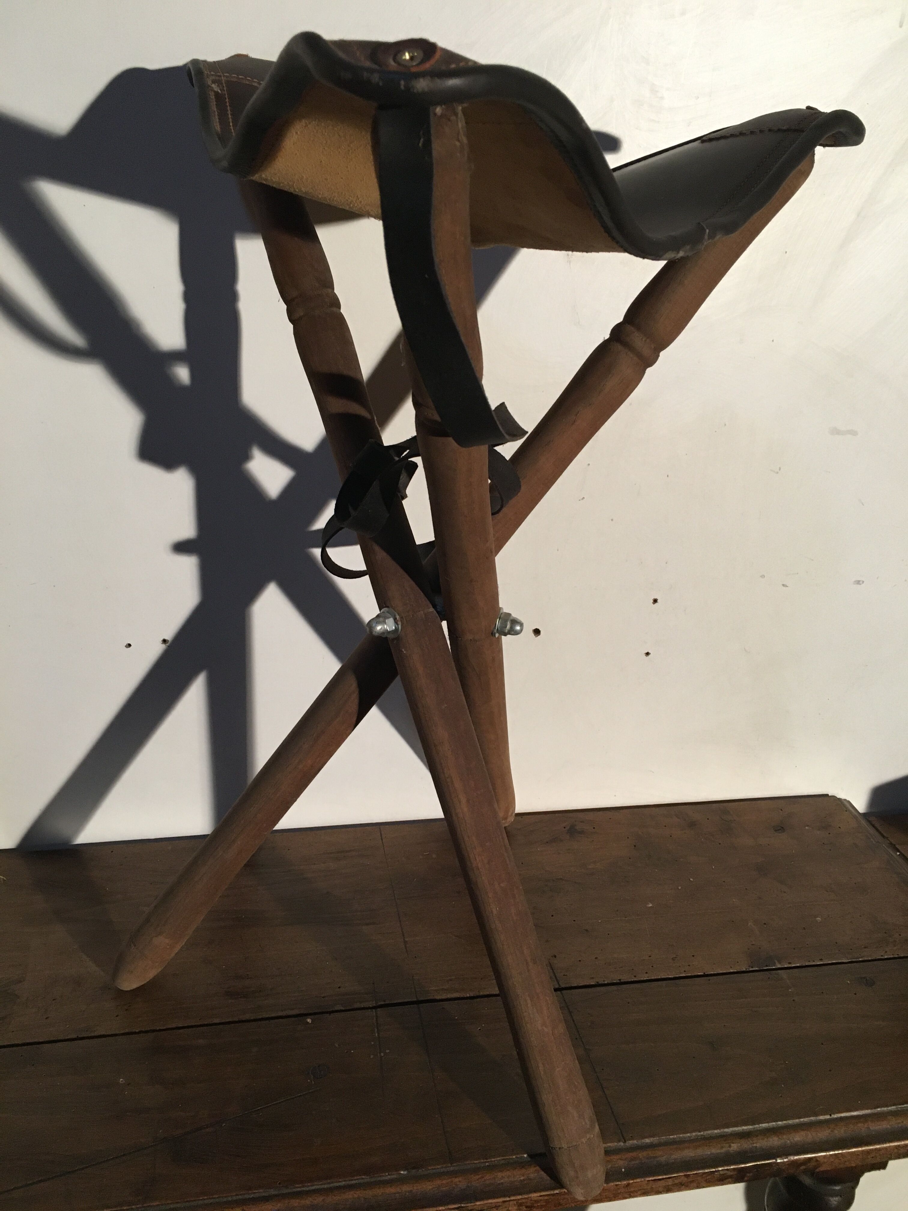 Foldable wooden and leather tripods