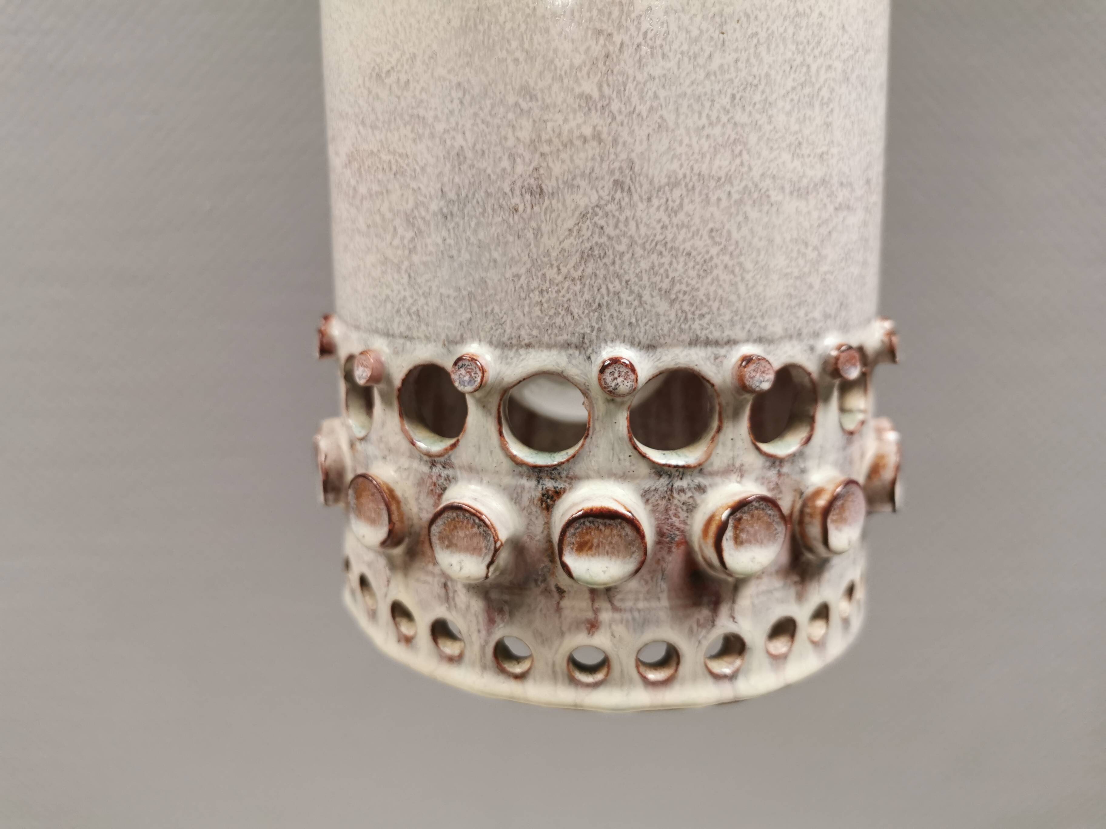 Beautiful, cylinder-shaped hanging lamp in ceramic.