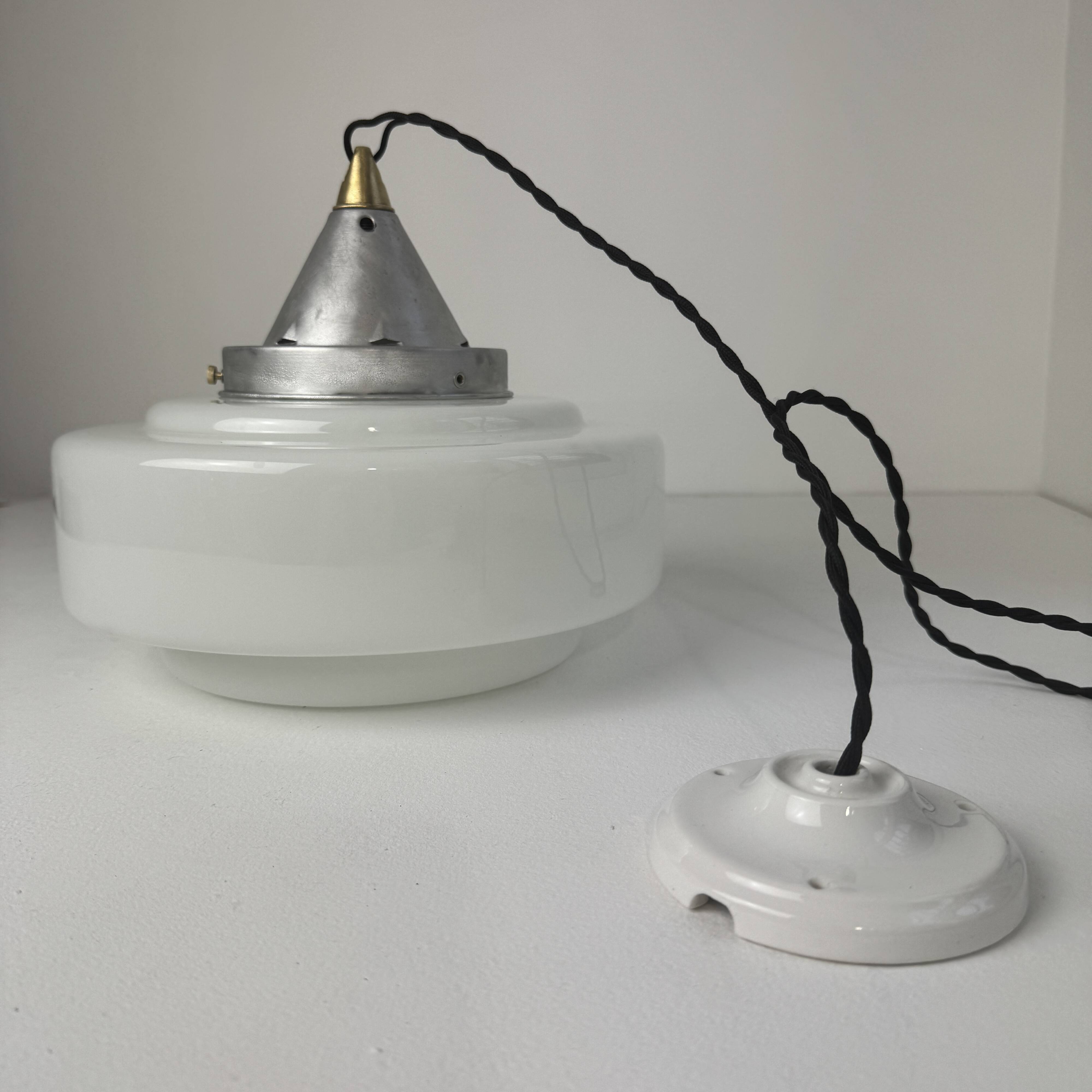 Ancienne suspension art-deco en opaline 28 cm