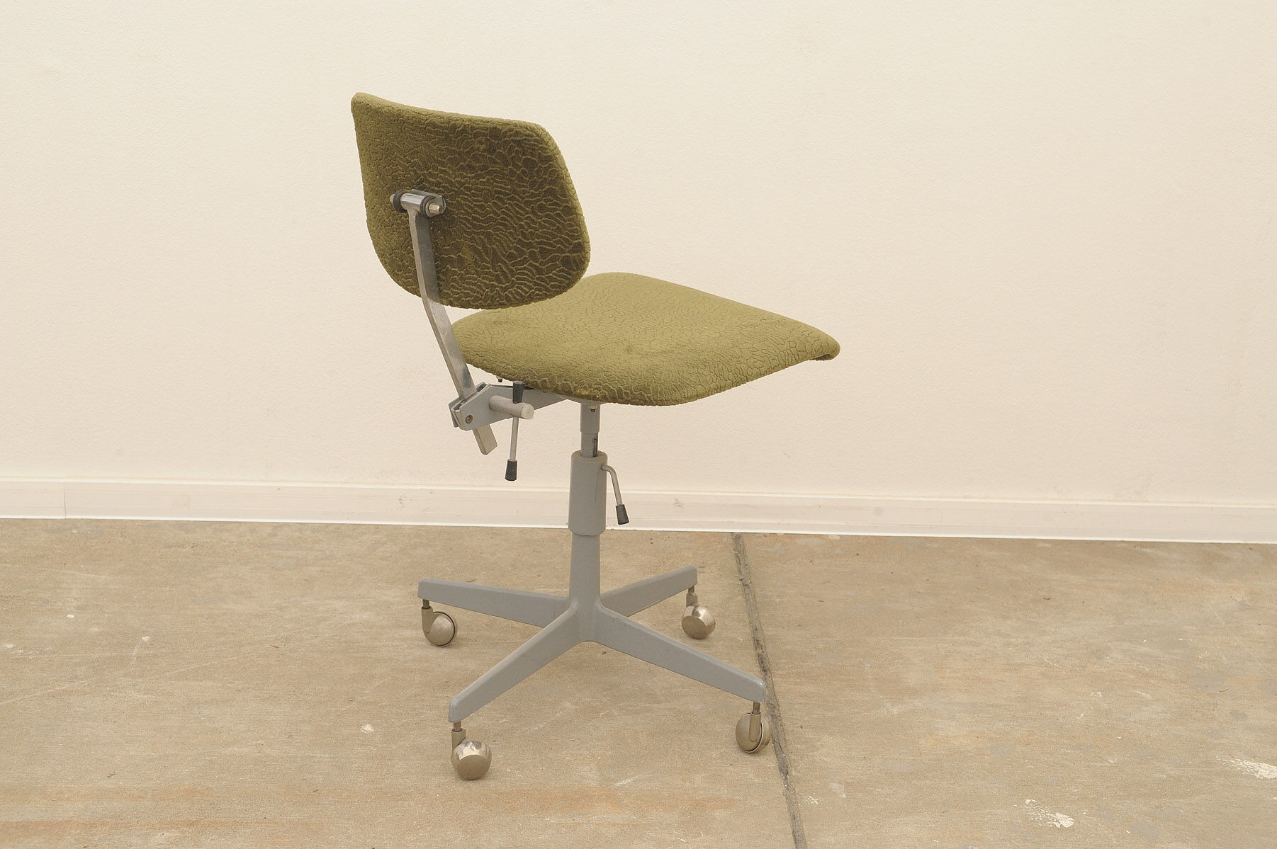 Midcentury swivel desk chair by Kovona 1950s