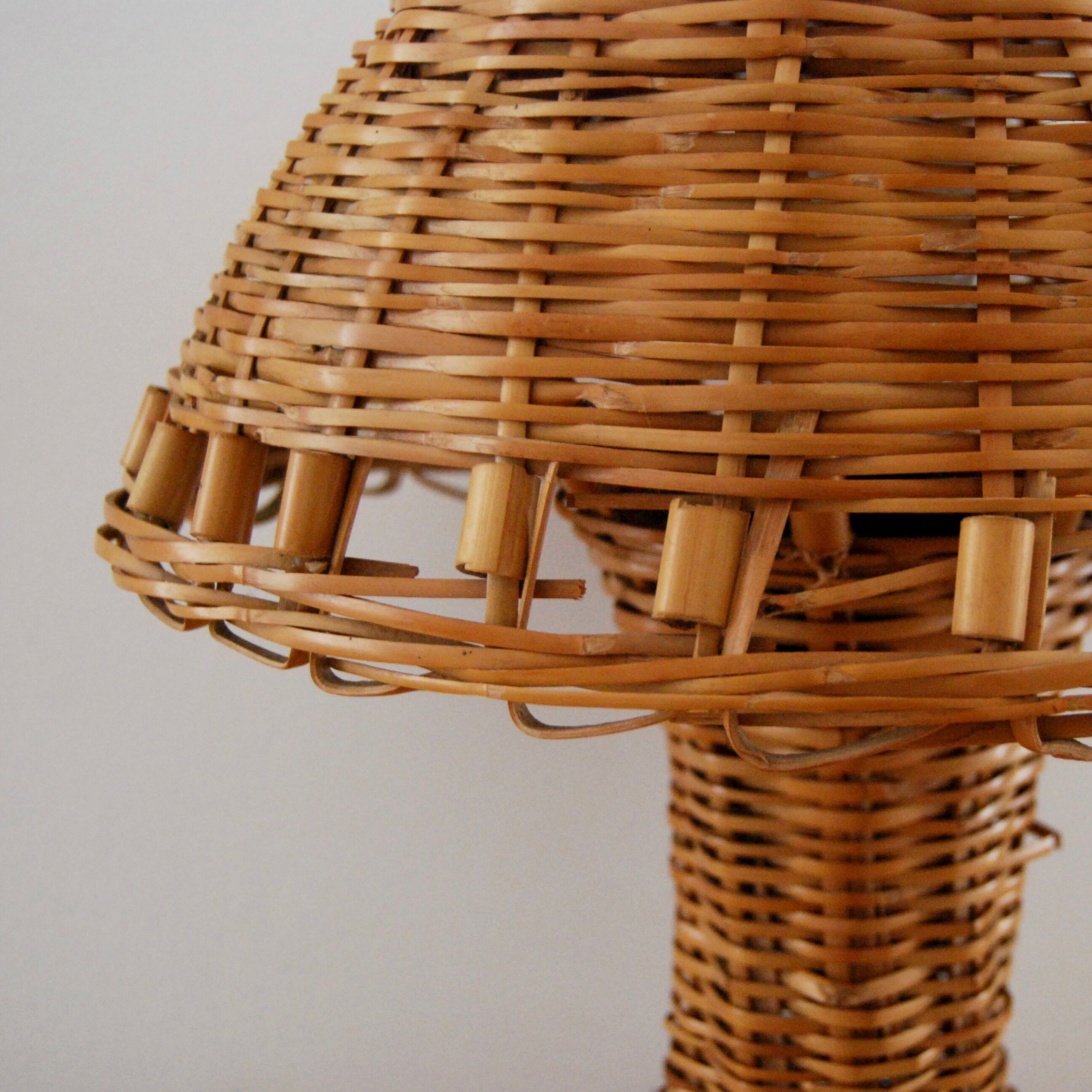 Rattan table lamp