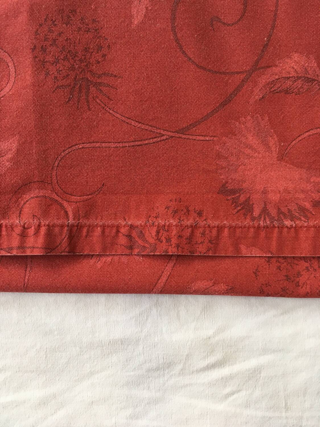 Large red tablecloth for 8 places and napkins