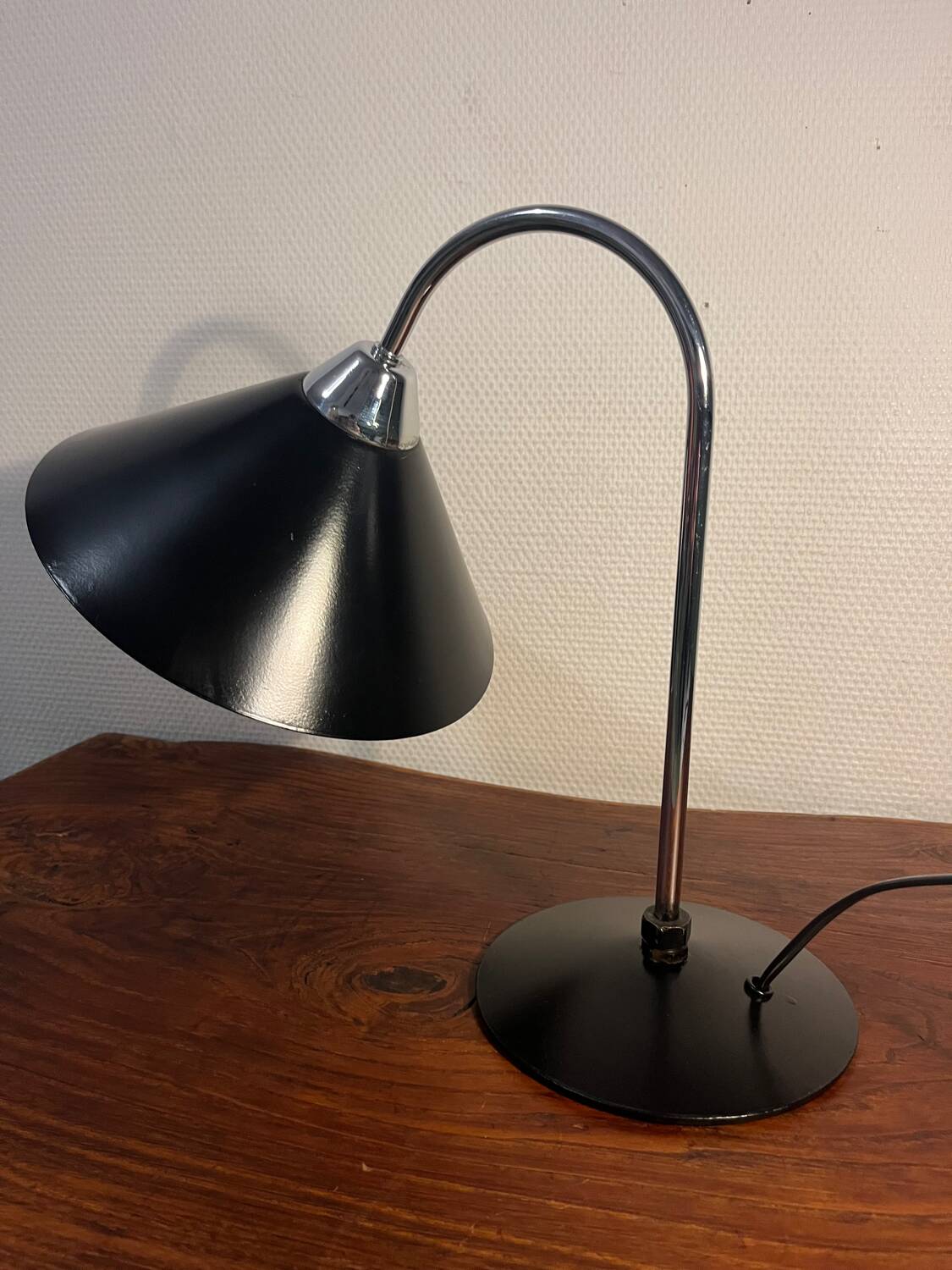 Industrial lamp with cast iron base