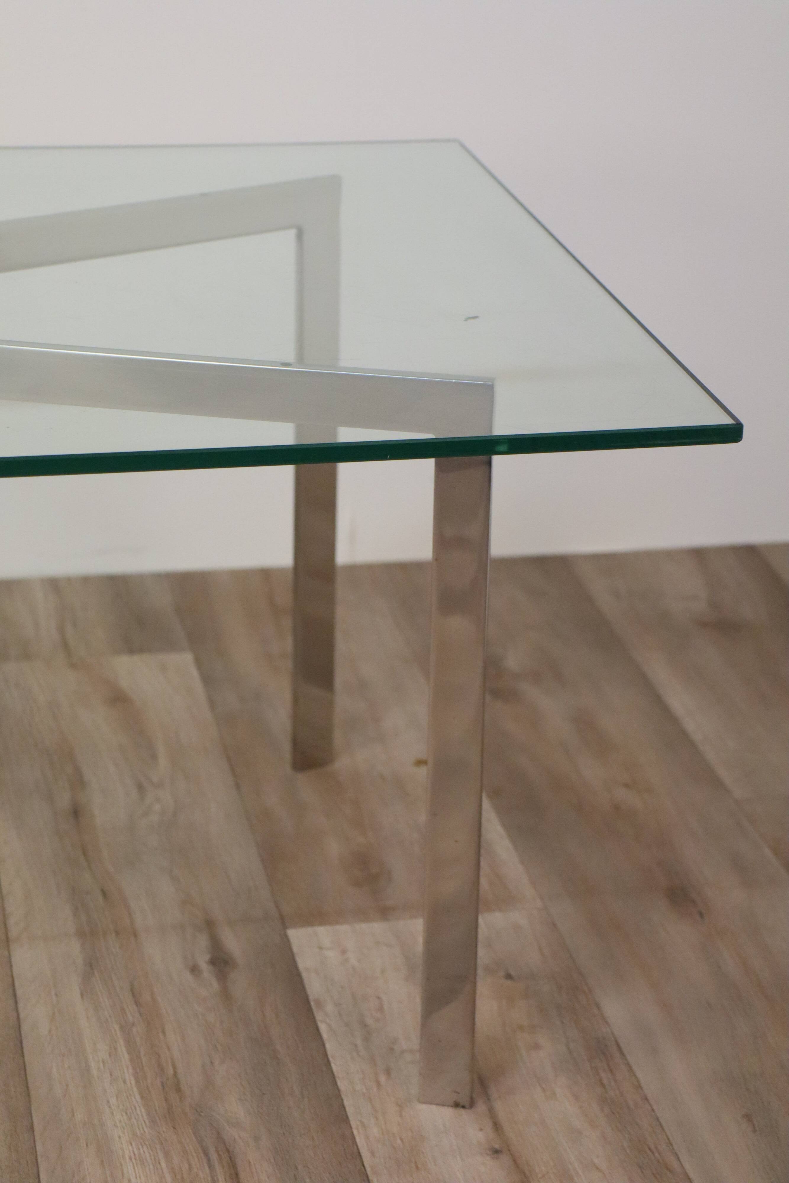 Table basse minimaliste en acier chromé et verre