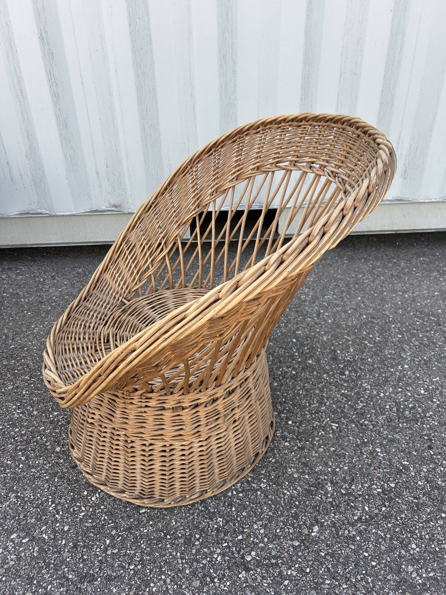 salon avec 3 fauteuils en osier