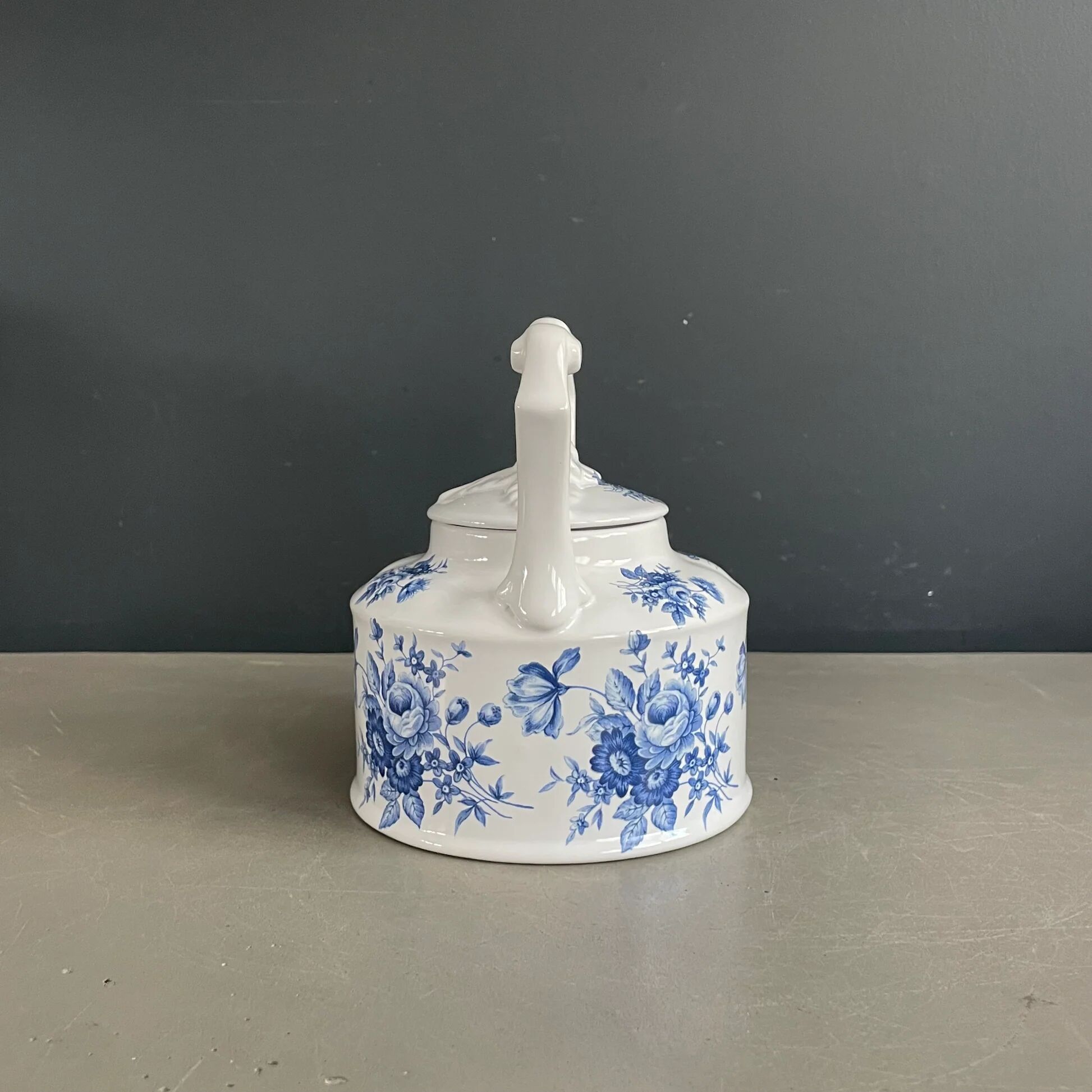 English teapot Arthur Wood in porcelain