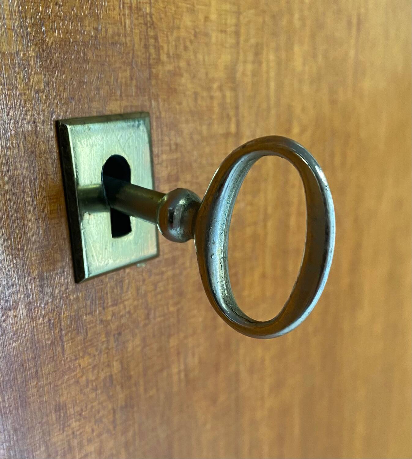 Armoire vintage pieds compas