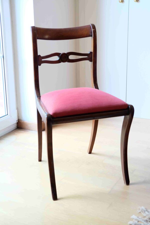 Chaise ancienne en bois – Dossier ajouré et assise rouge-rose