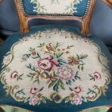 Paire de fauteuils brodés à la main. Noyer.